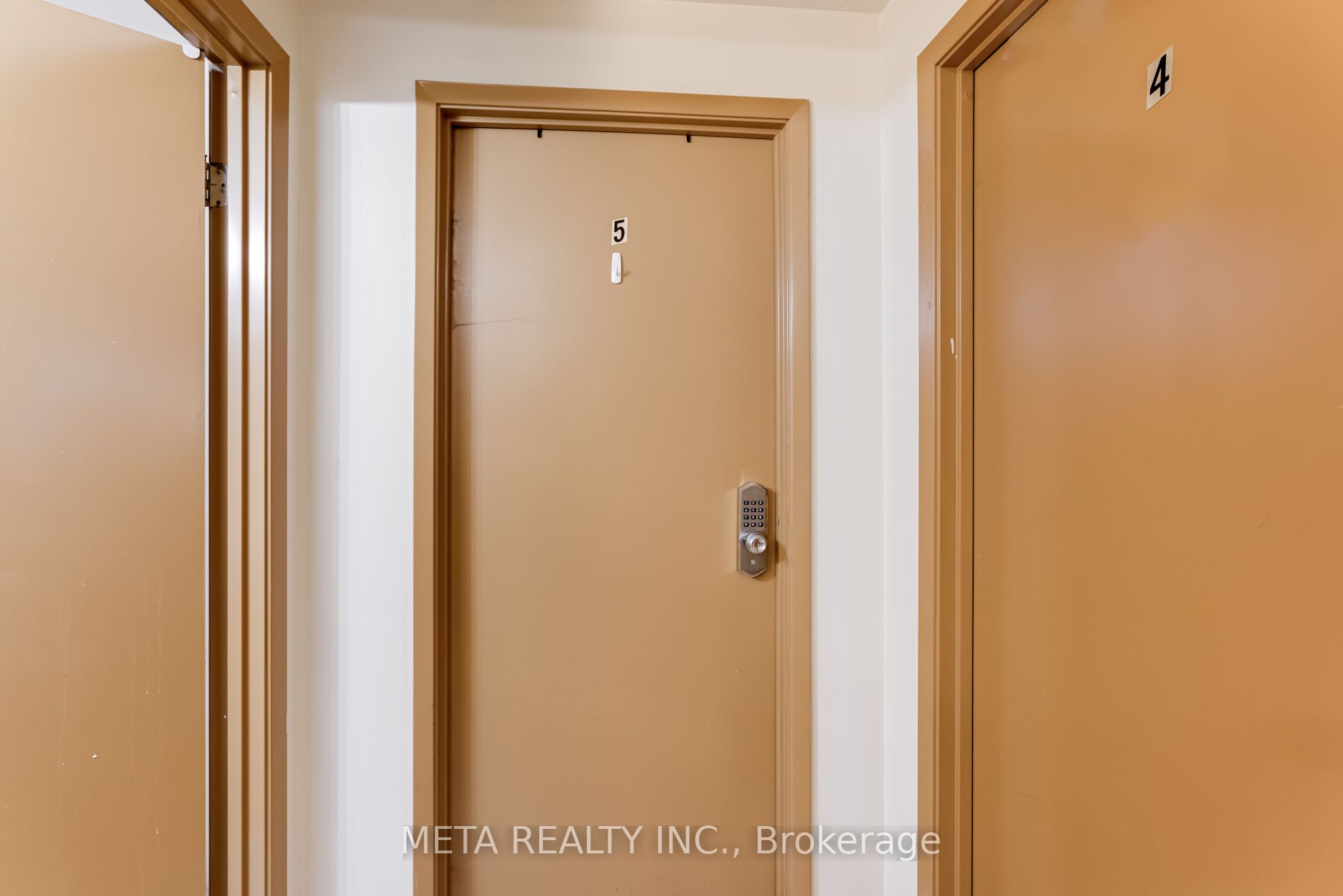 253 Lester Street, #204