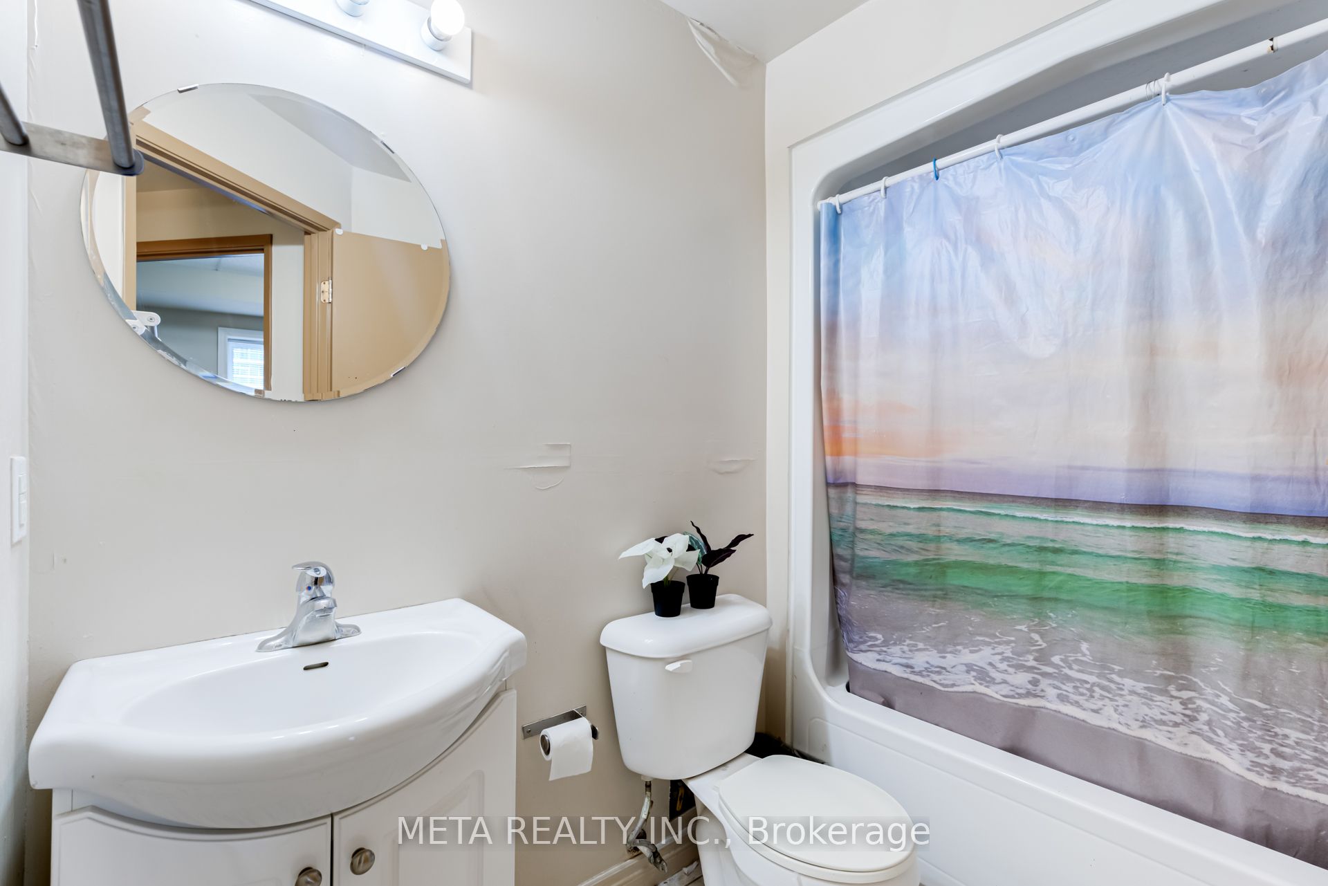 253 Lester Street, #204