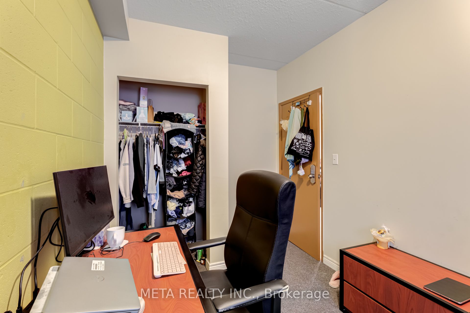 253 Lester Street, #204