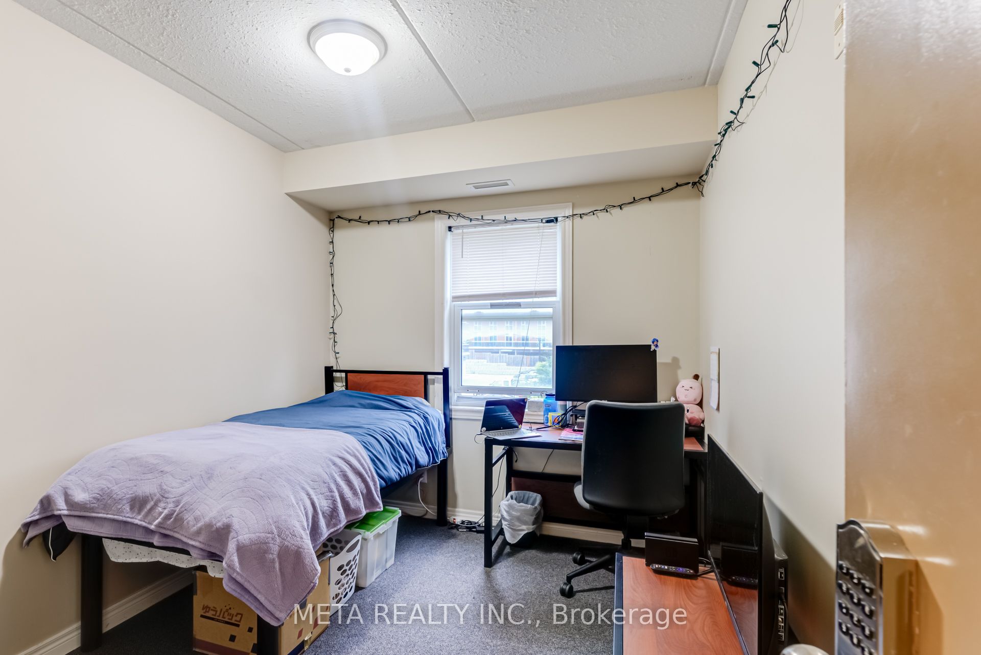 253 Lester Street, #204