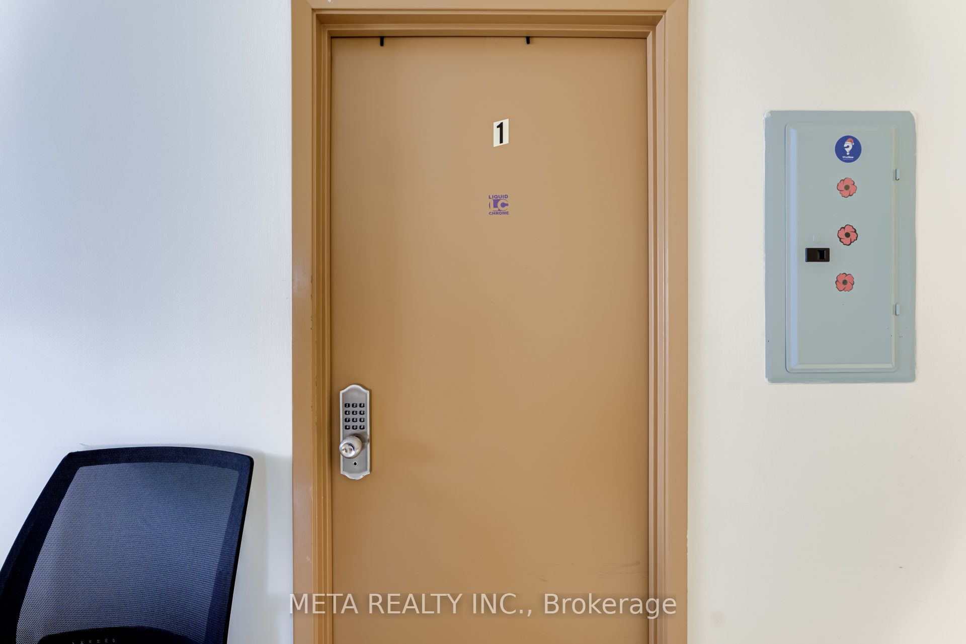 253 Lester Street, #204