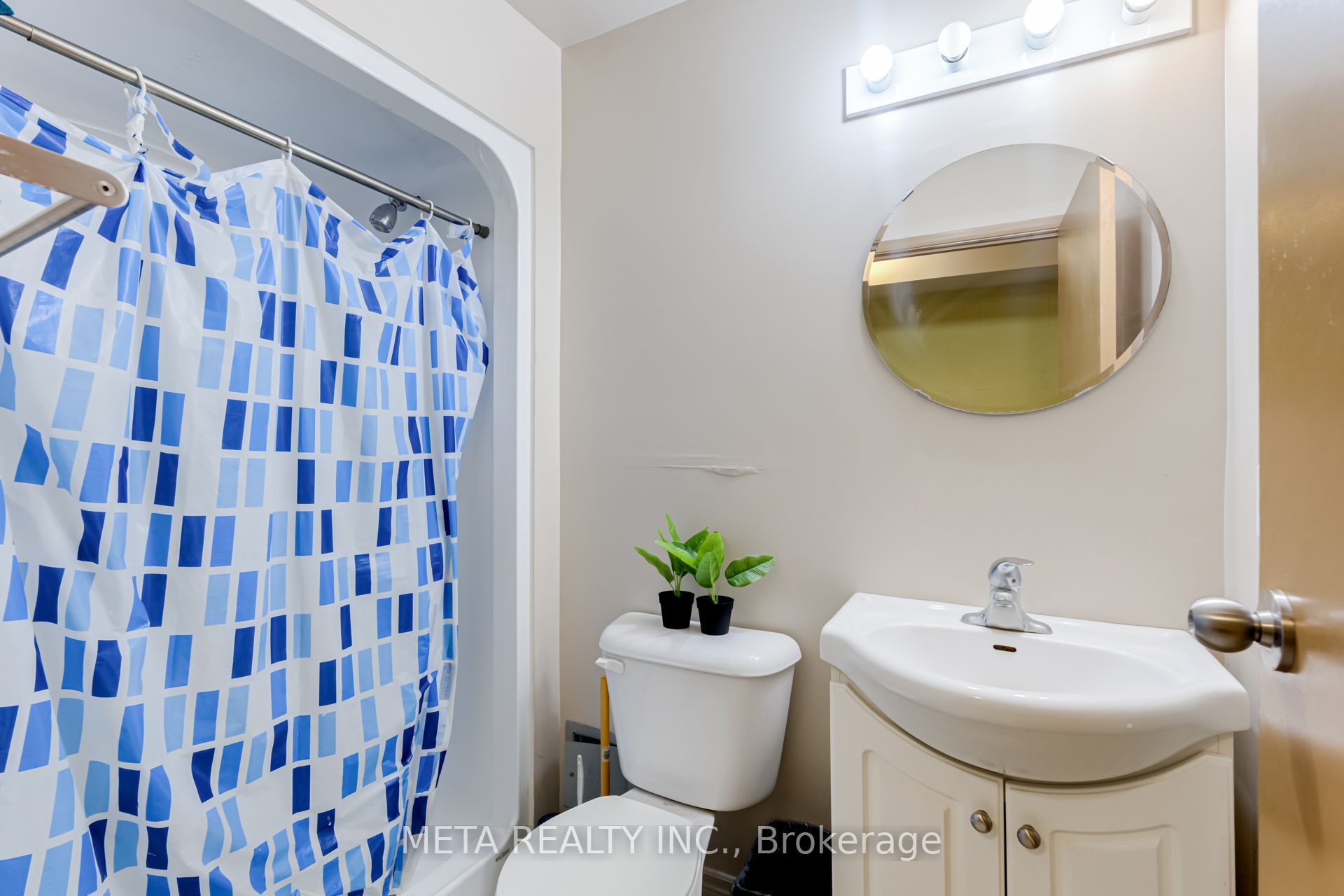 253 Lester Street, #204