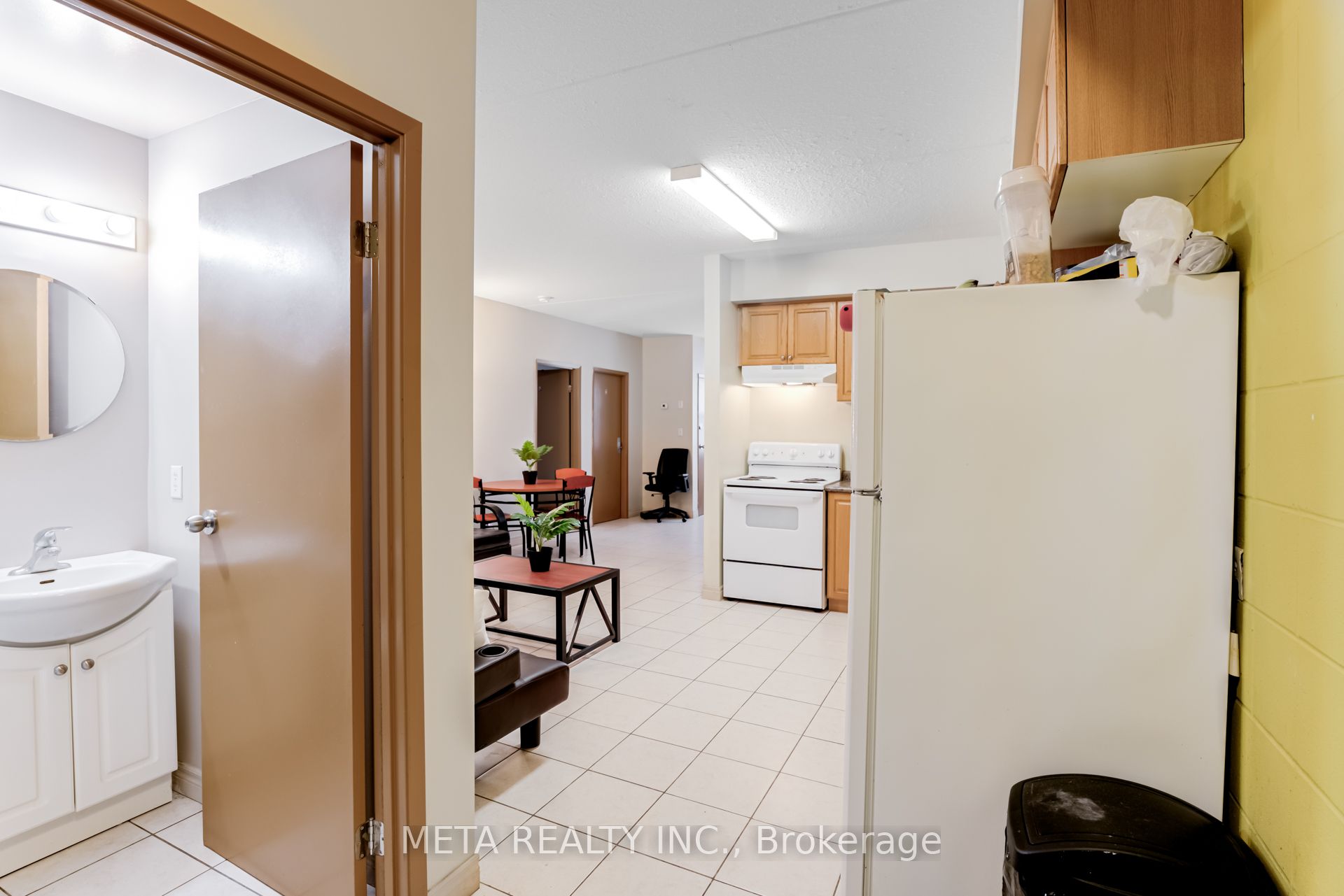 253 Lester Street, #204