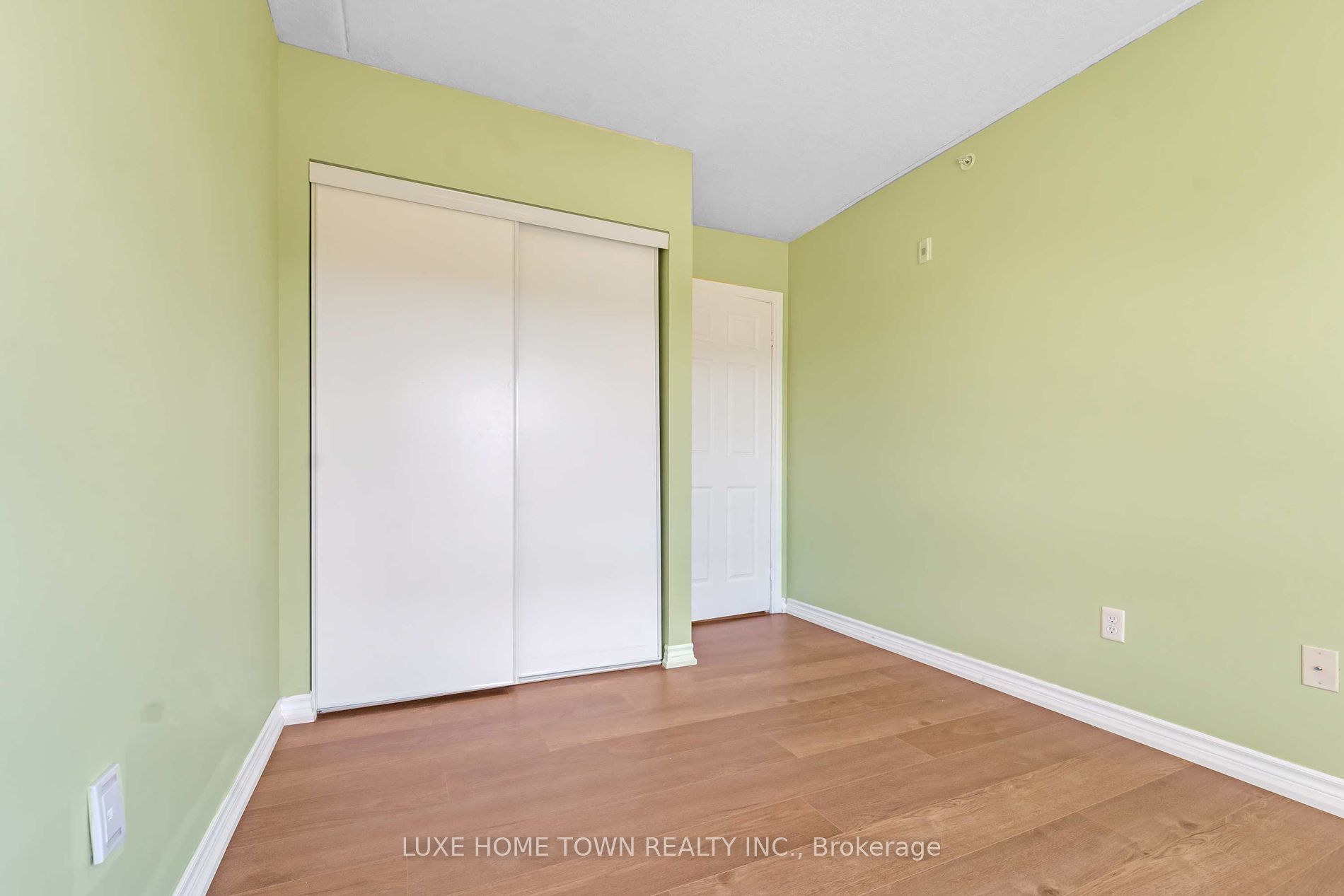 67 Kingsbury Square E, #209