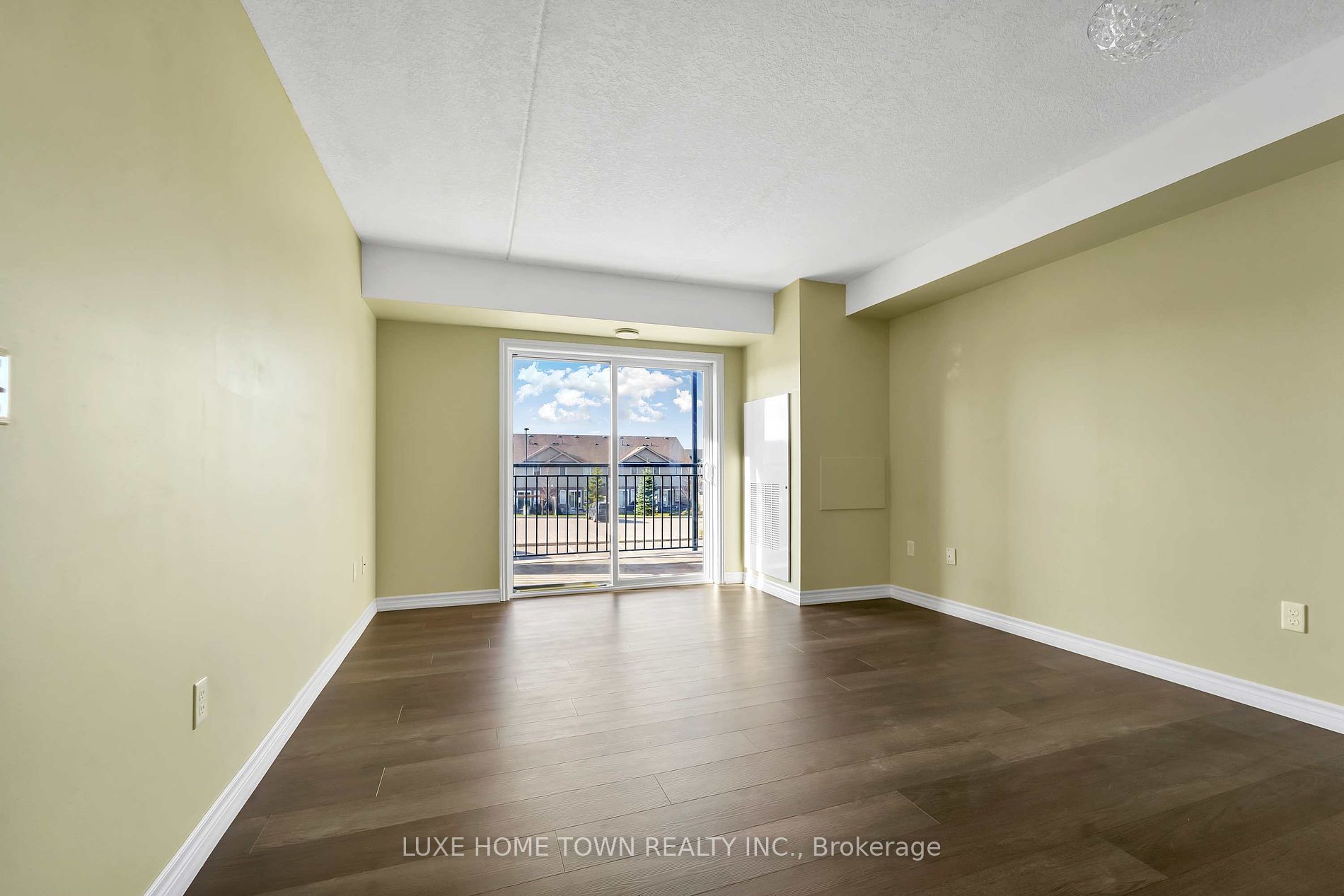 67 Kingsbury Square E, #209