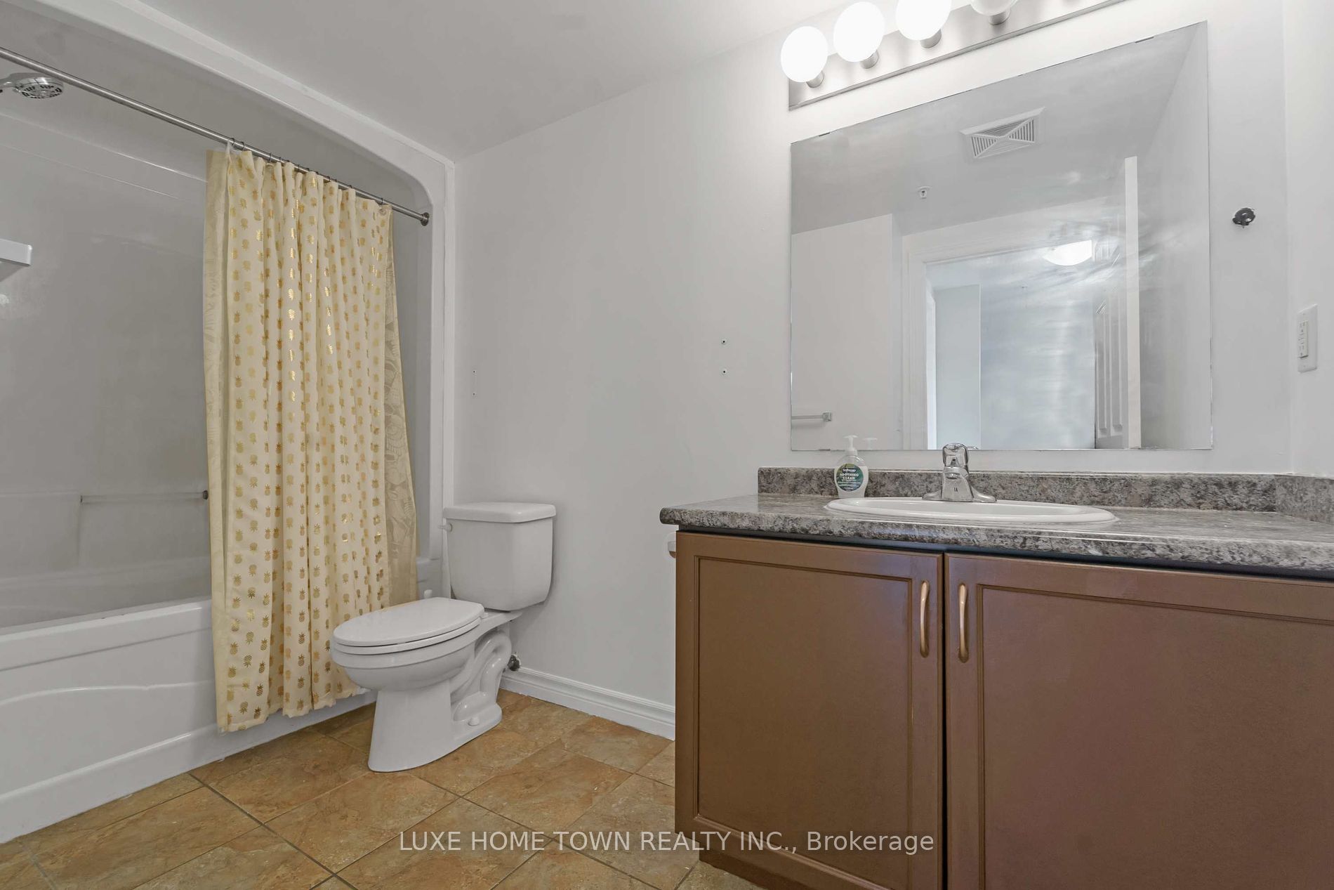 67 Kingsbury Square E, #209