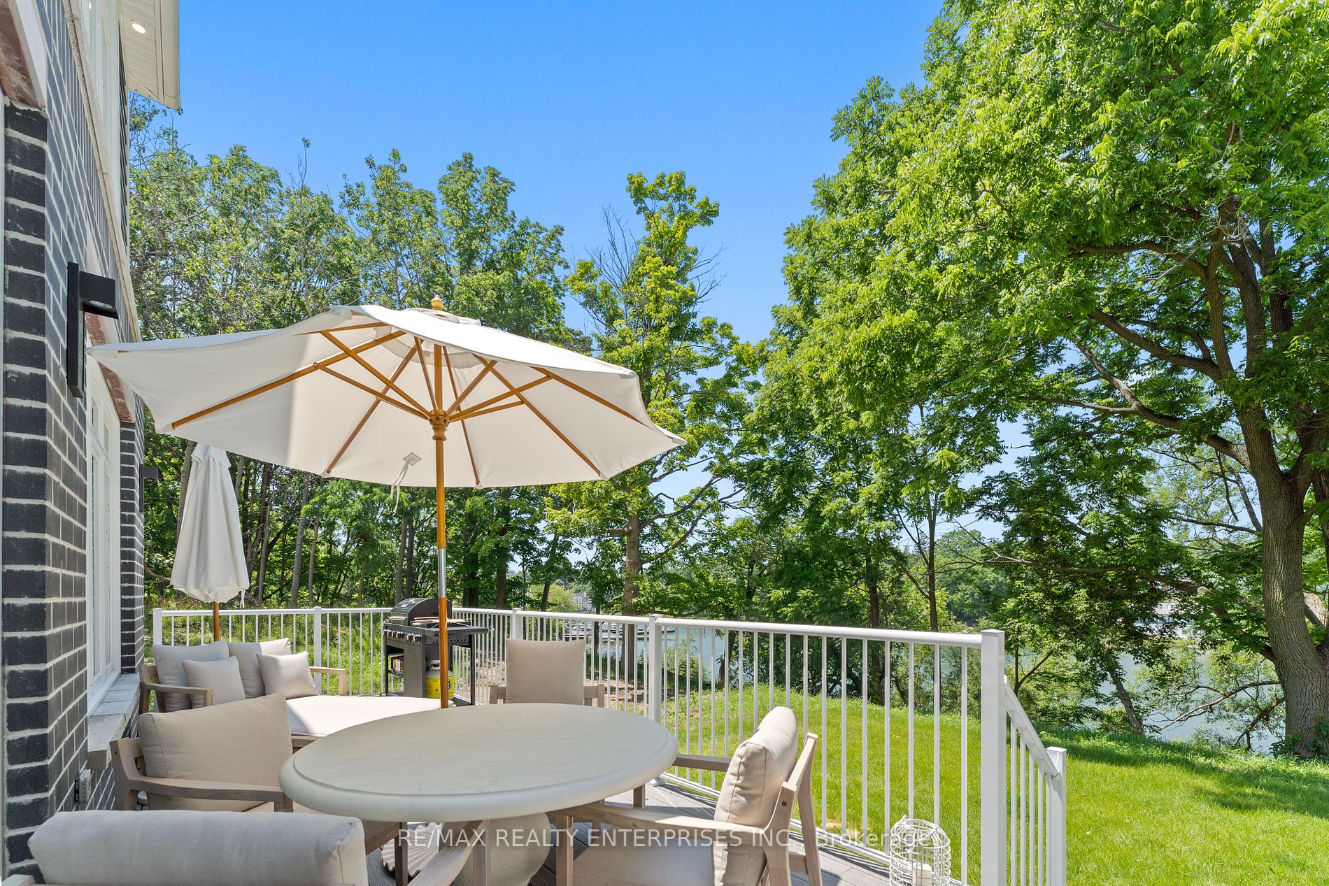 101 Villeneuve Drive