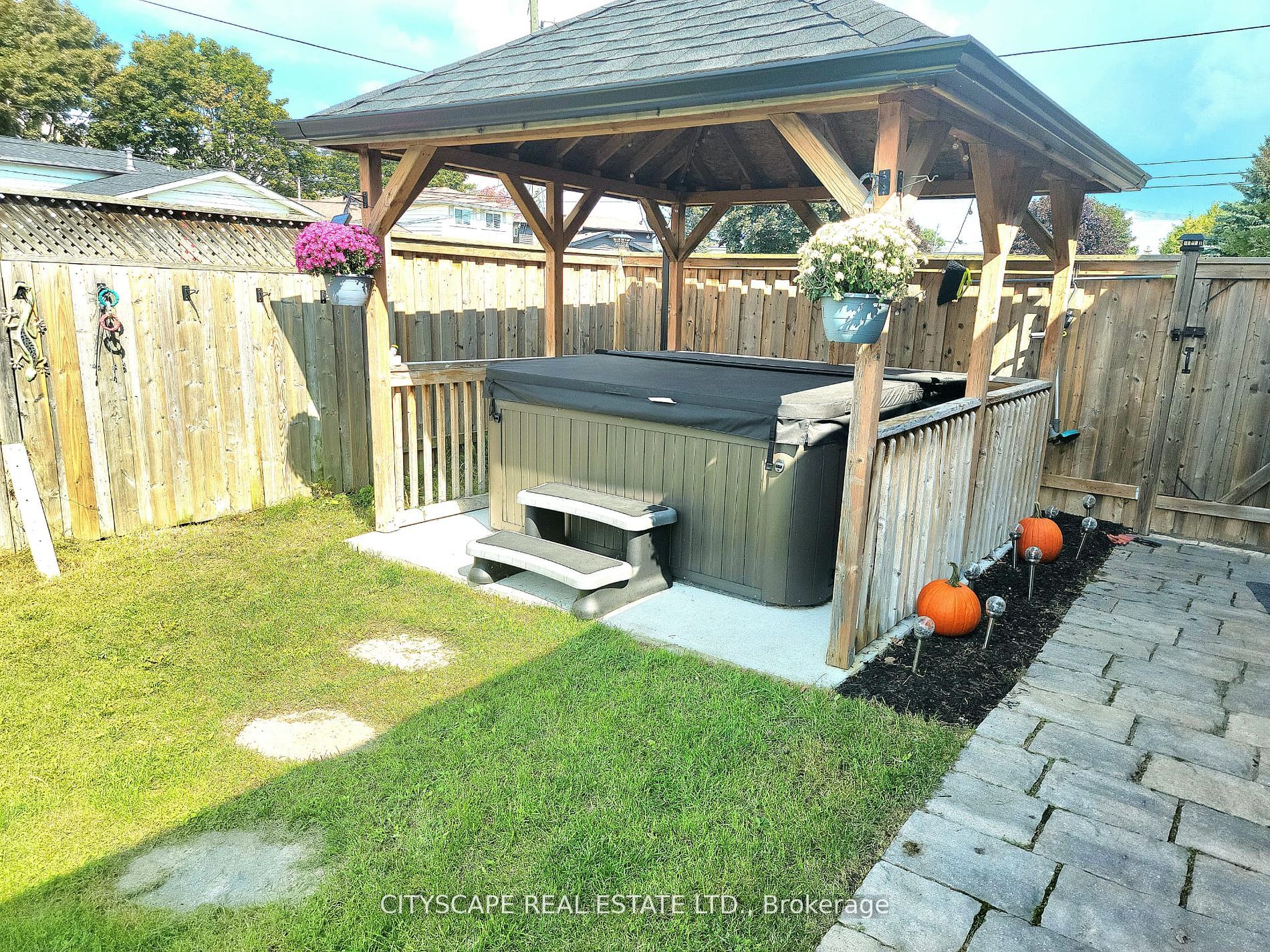 891 Curtis Cres
