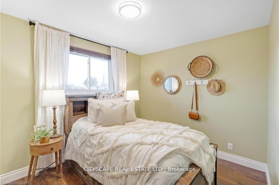 891 Curtis Cres