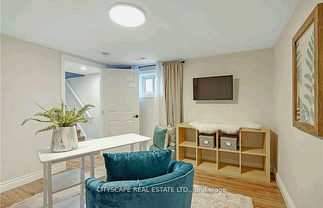 891 Curtis Cres