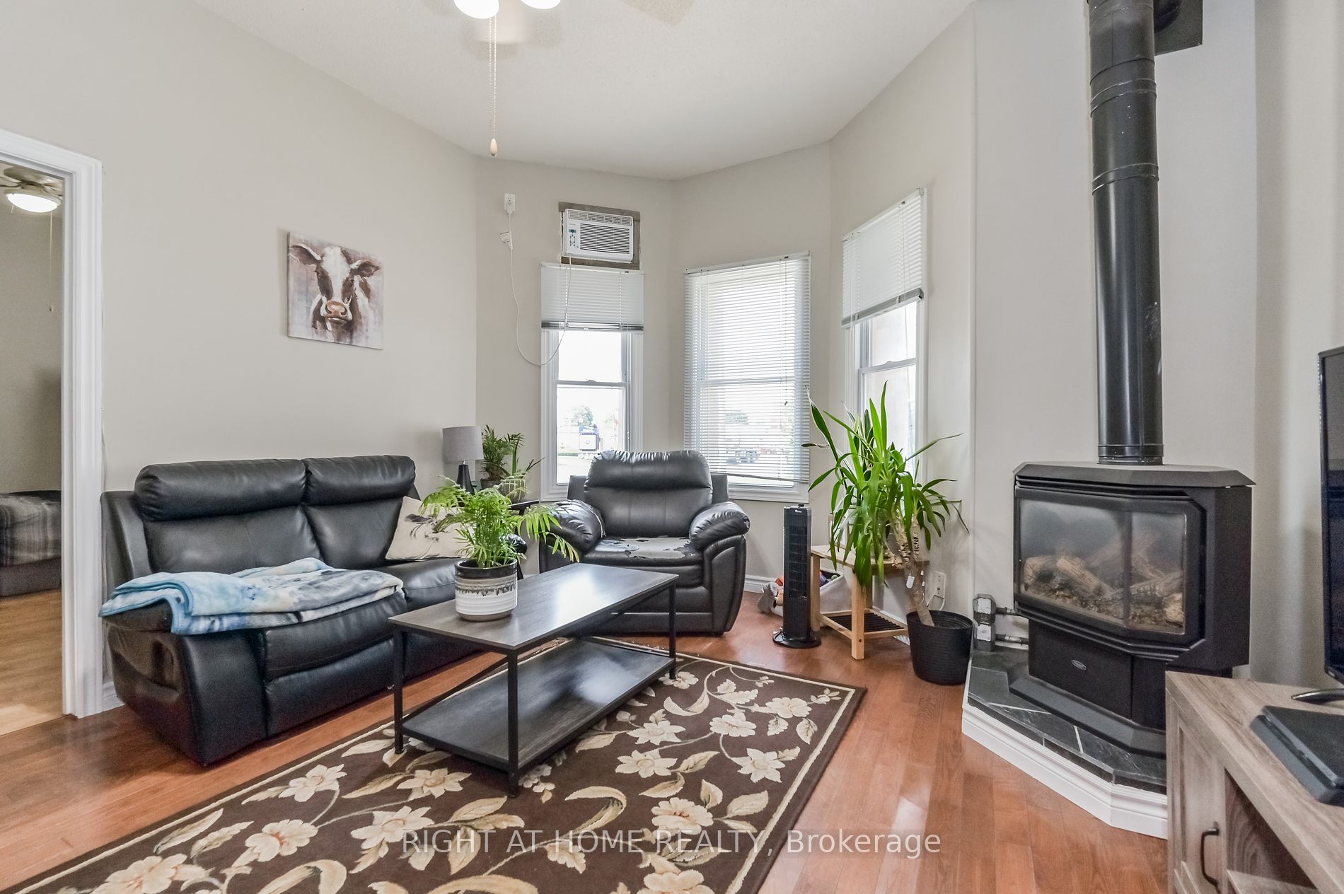 213 Main Street E