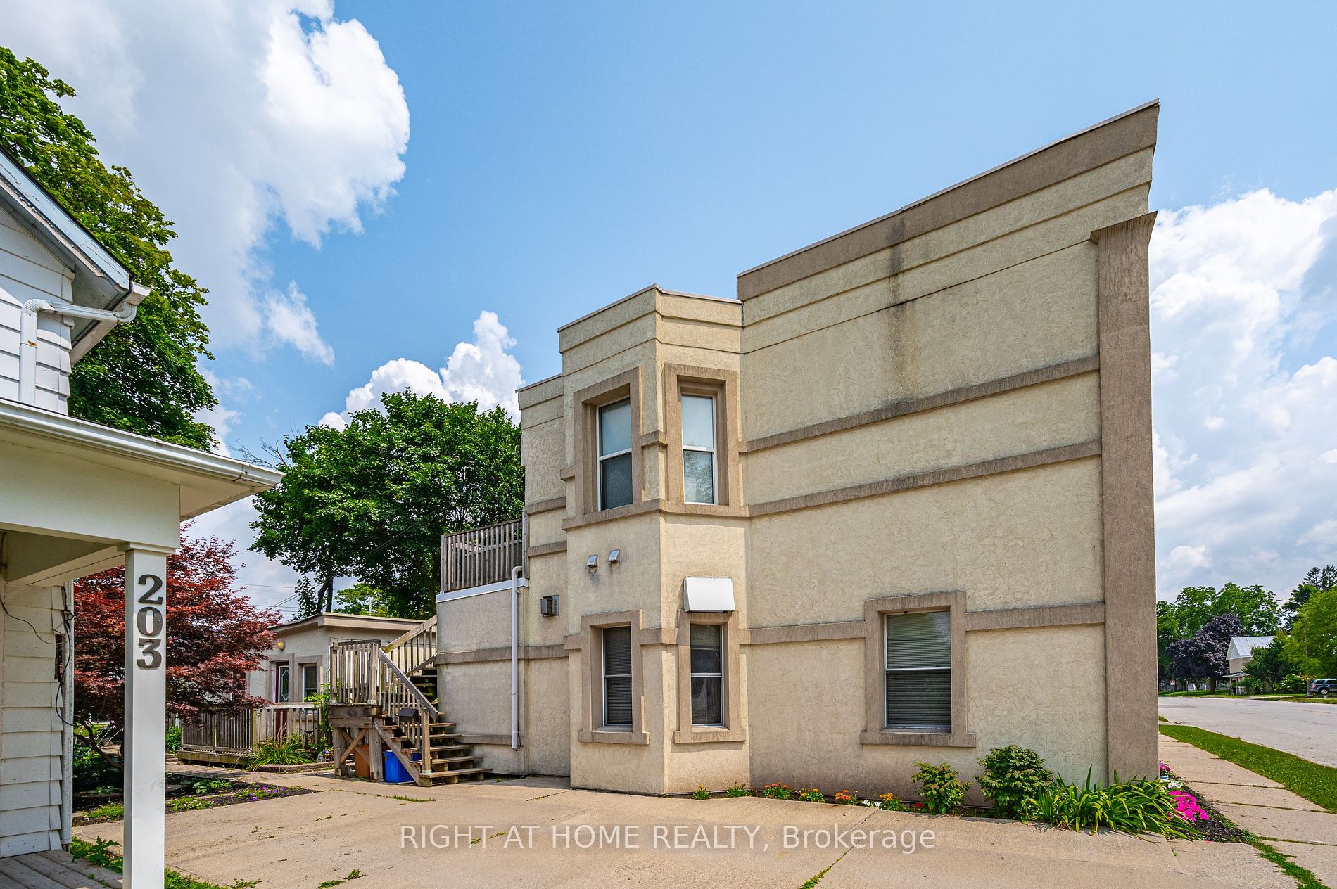 213 Main Street E