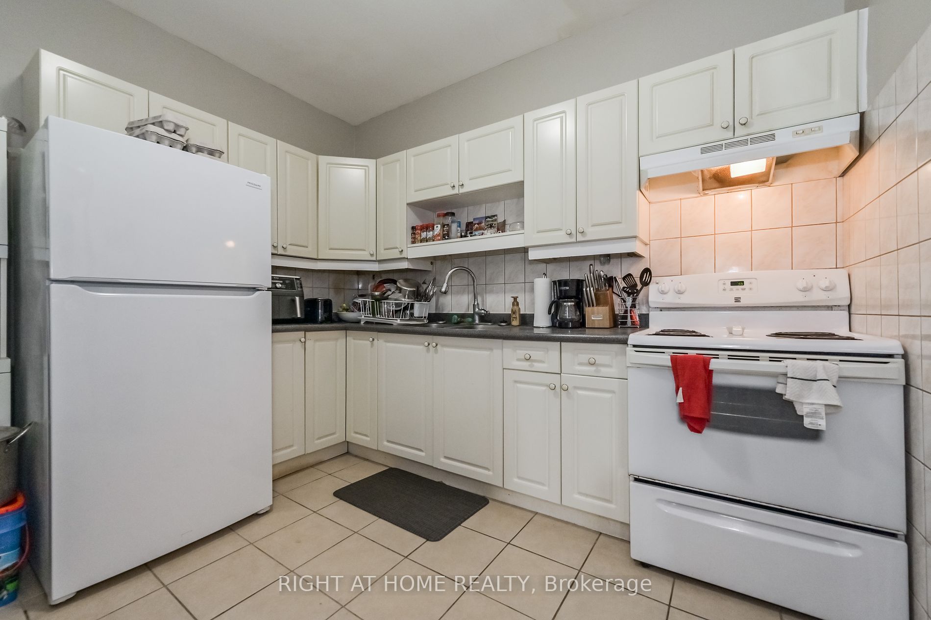 213 Main Street E