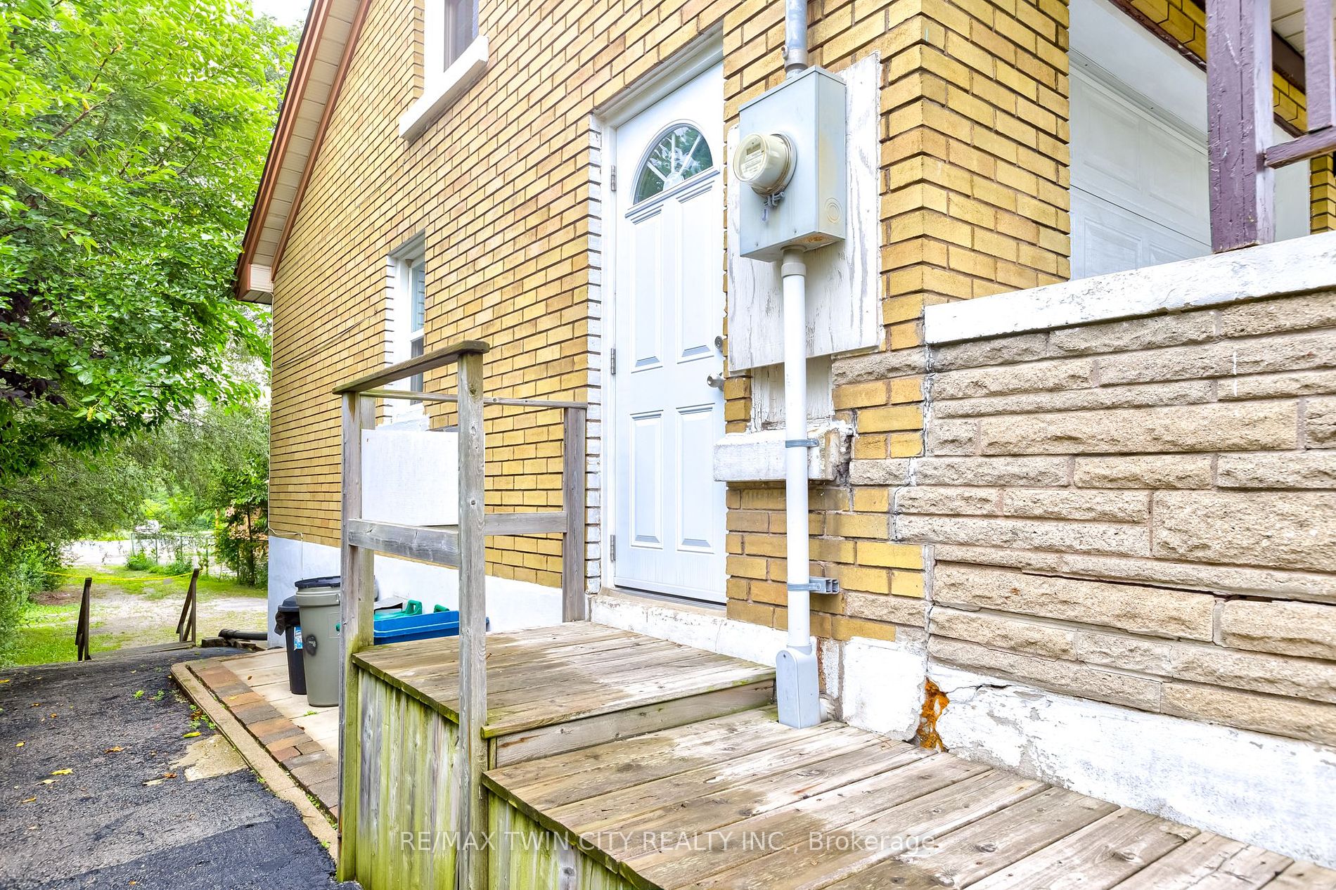 230 Highland Road W