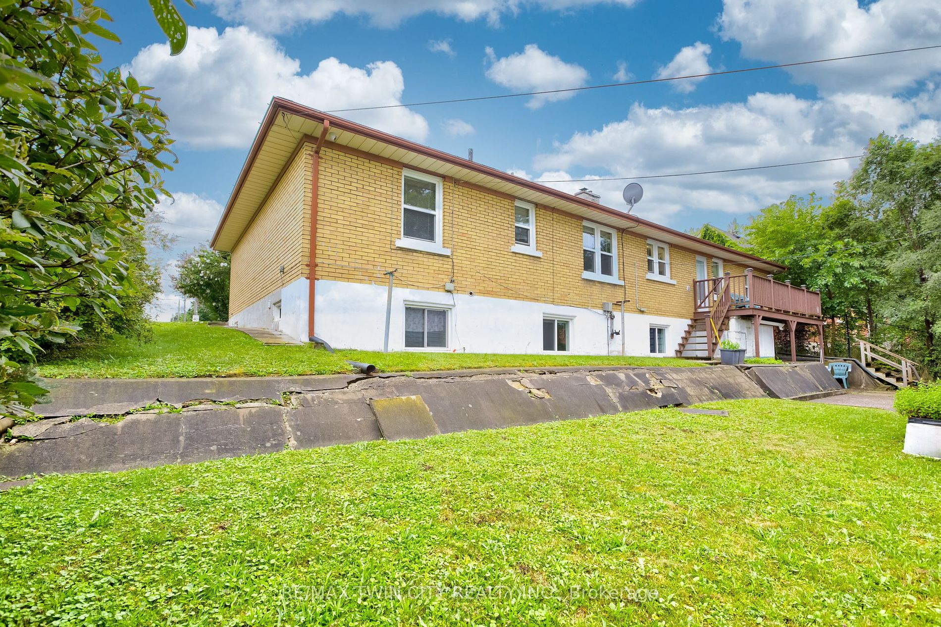 230 Highland Road W