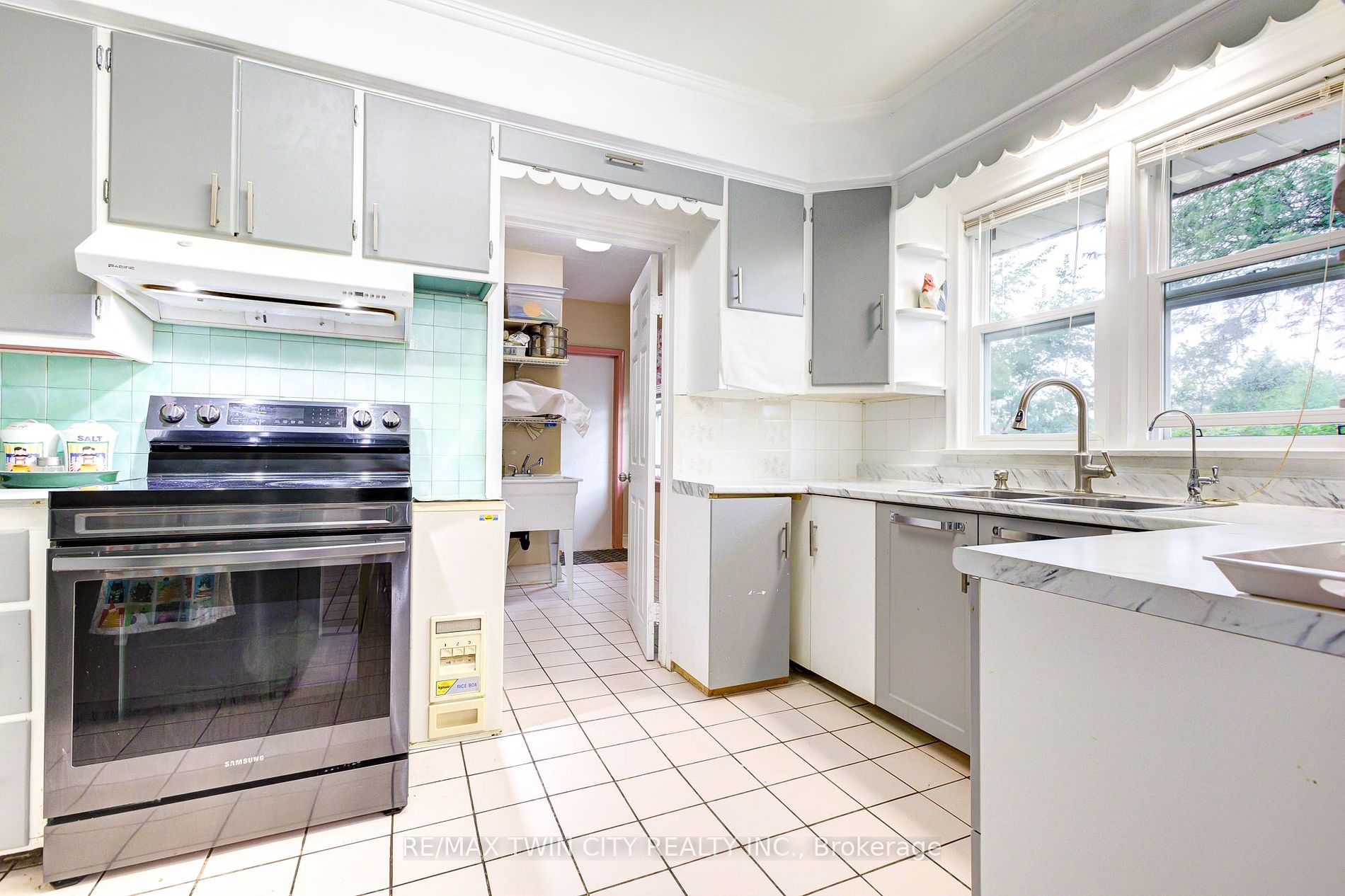 230 Highland Road W