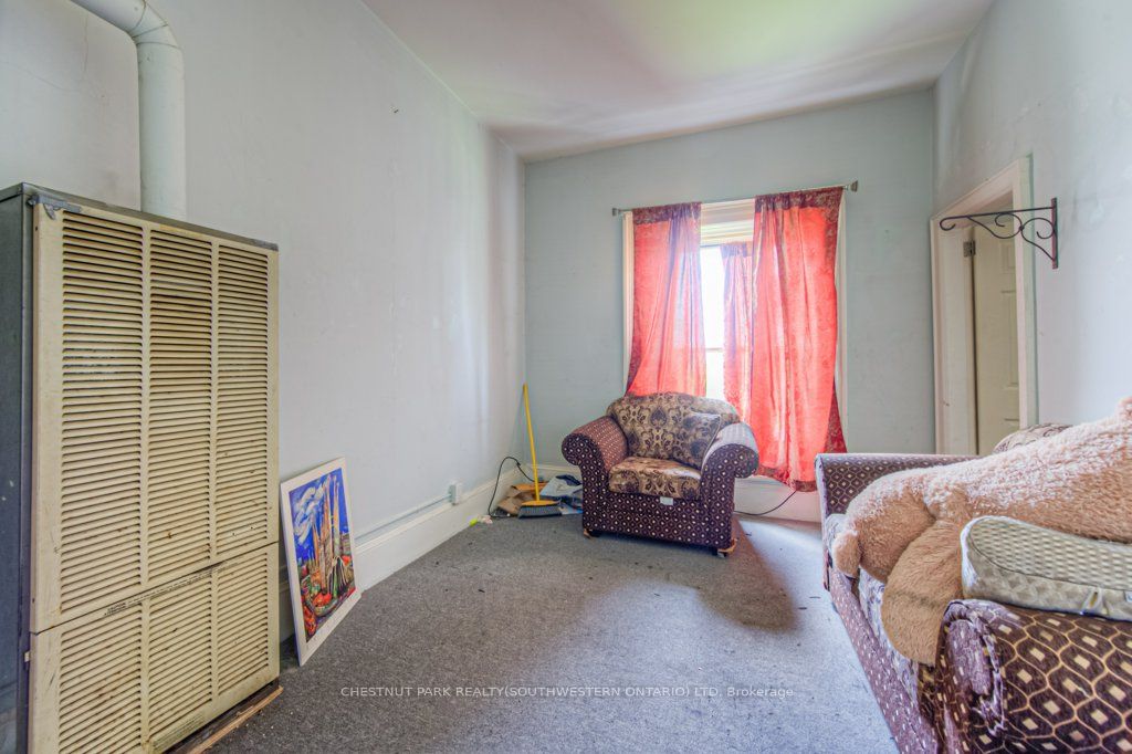 245 Ainslie Street S