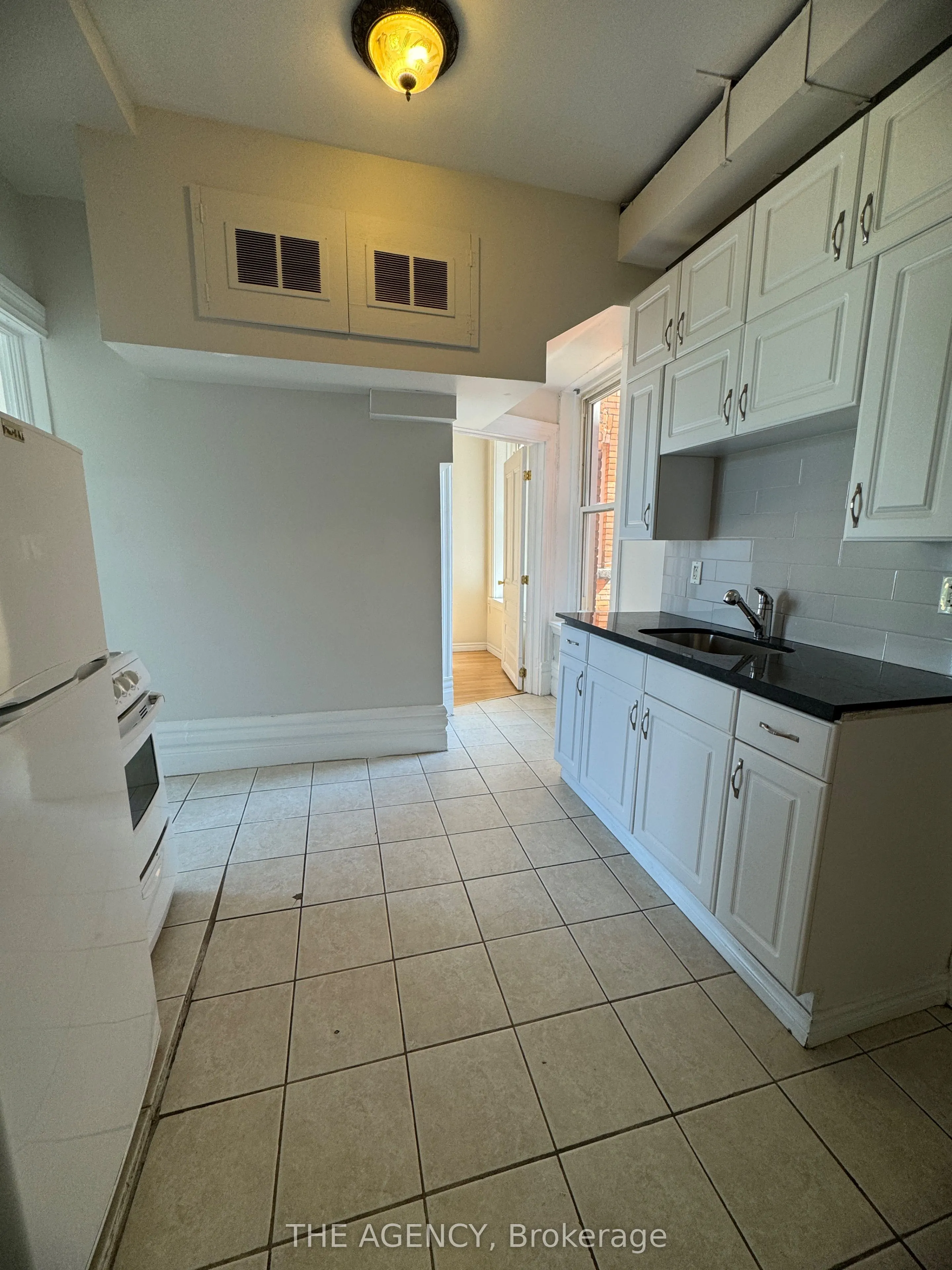 139 1/2 John Street S, #4