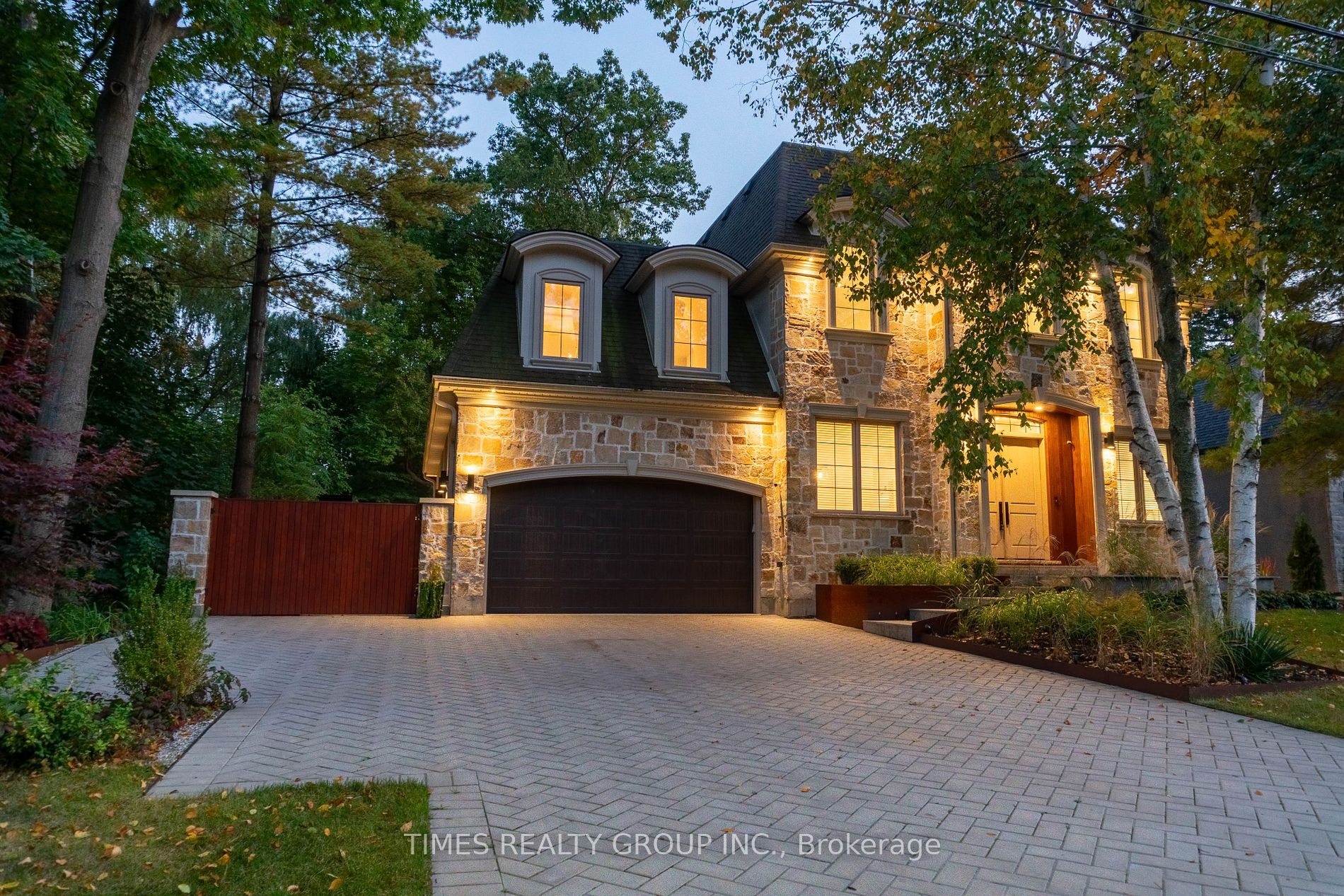 64 Ravina Crescent