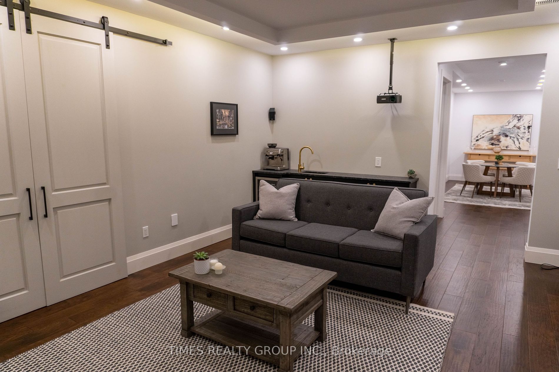 64 Ravina Crescent