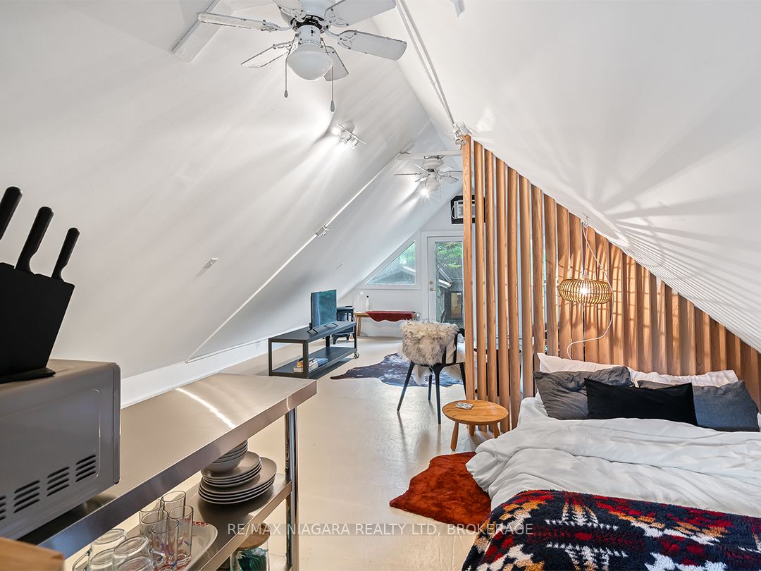 25 Lakeshore Road W