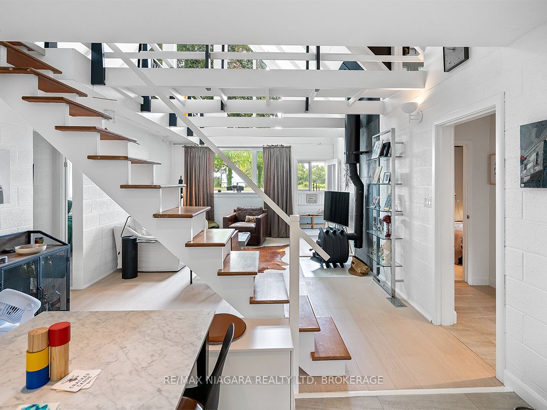 25 Lakeshore Road W