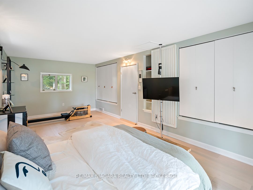 25 Lakeshore Road W