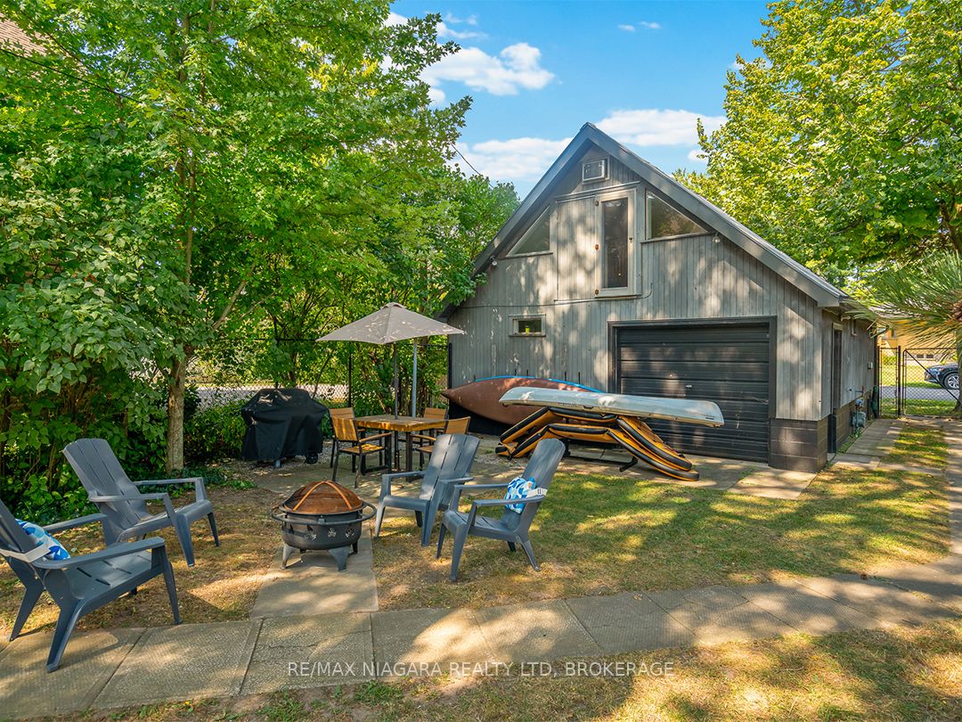25 Lakeshore Road W