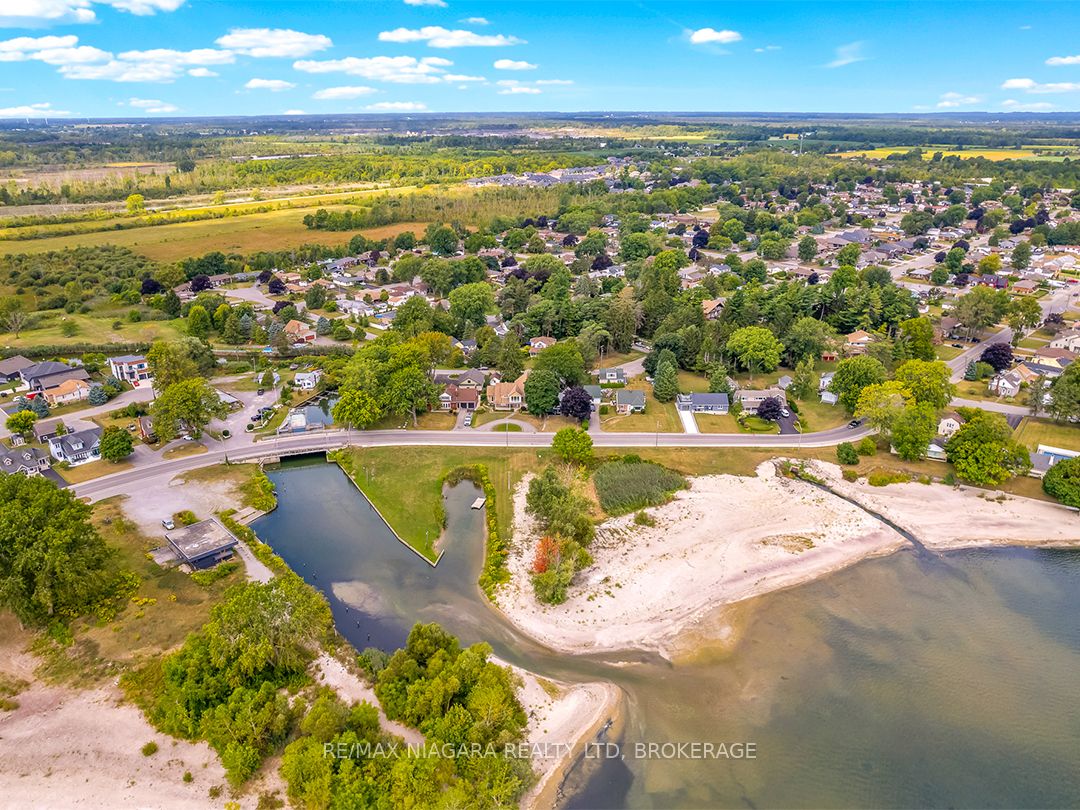 25 Lakeshore Road W