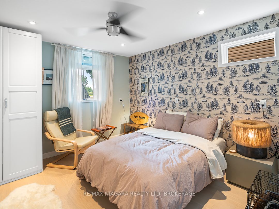 25 Lakeshore Road W