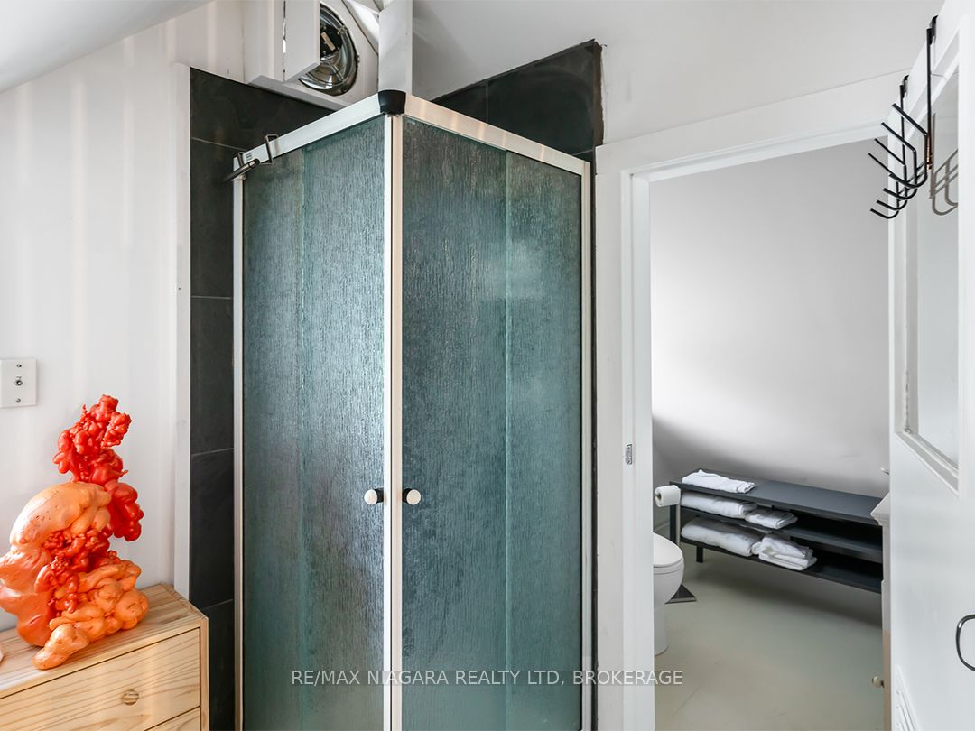 25 Lakeshore Road W