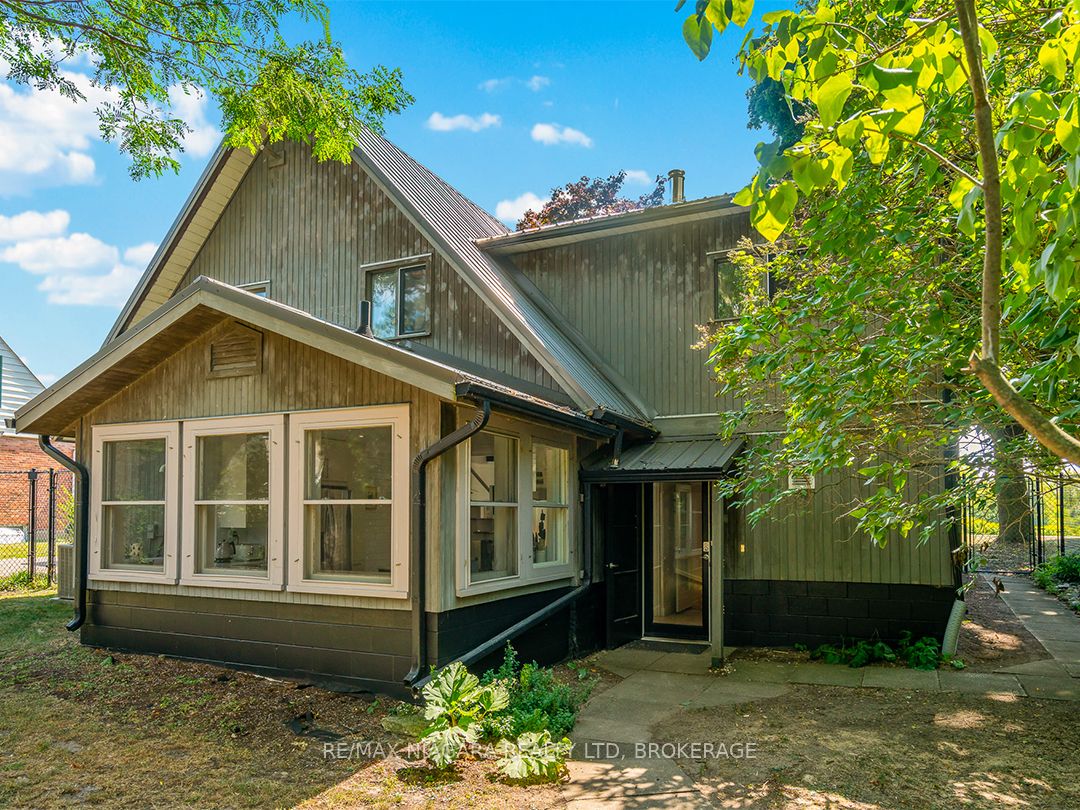 25 Lakeshore Road W