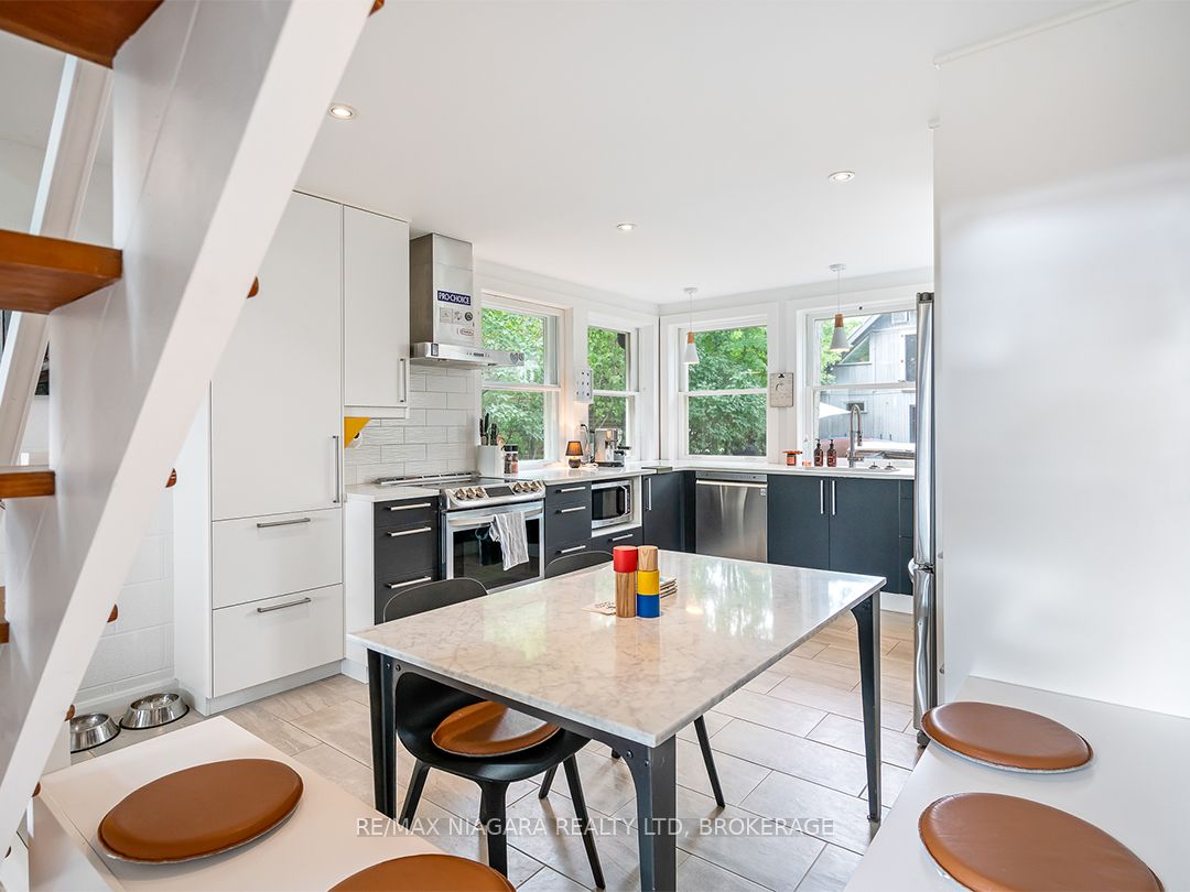 25 Lakeshore Road W