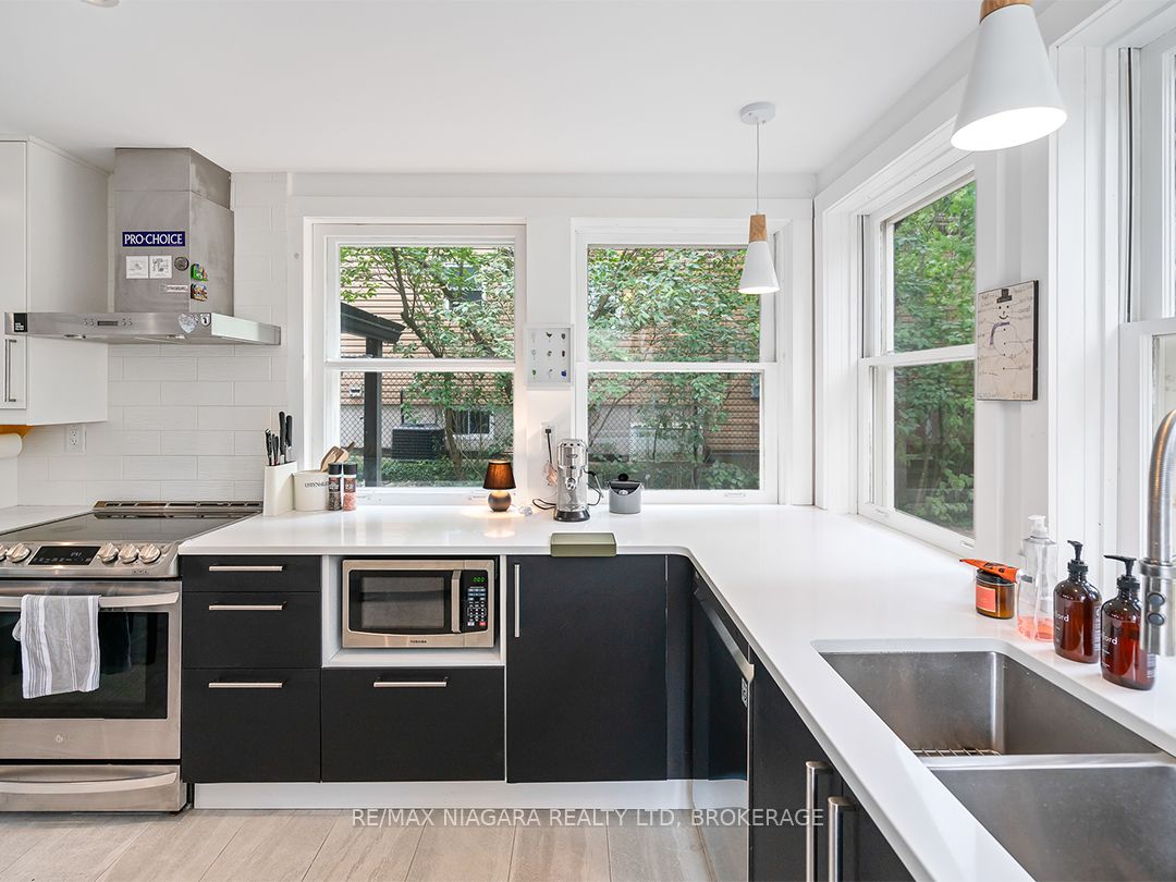 25 Lakeshore Road W