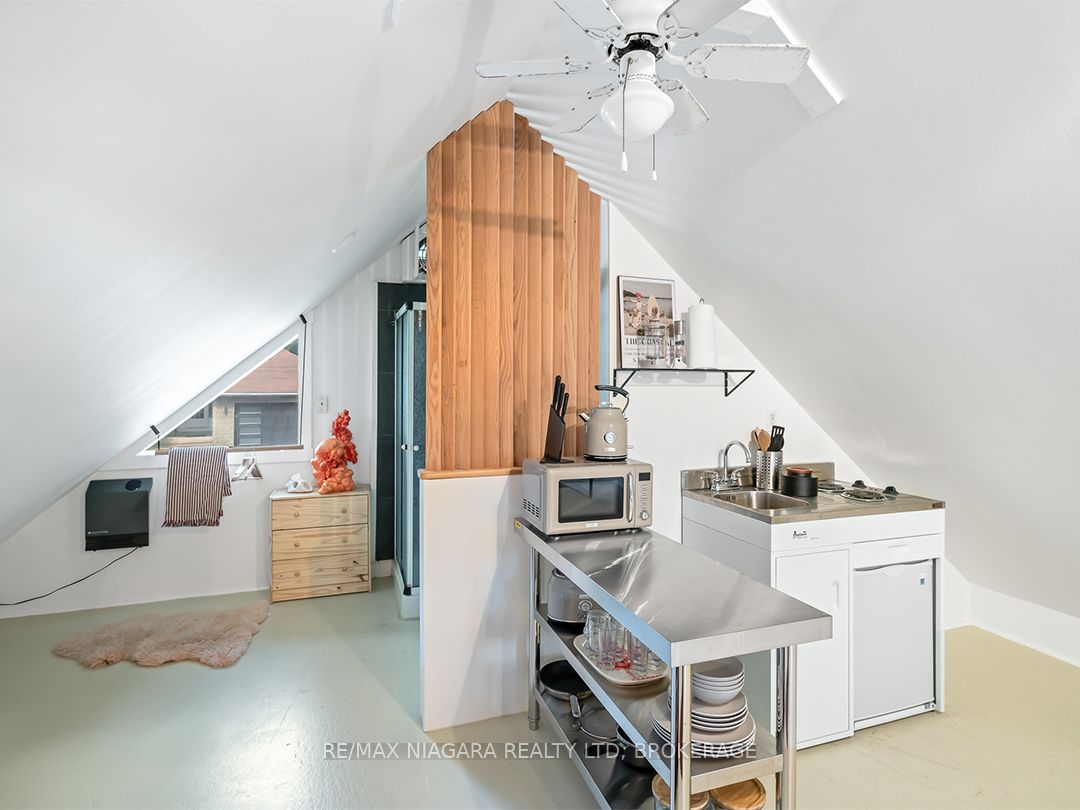 25 Lakeshore Road W