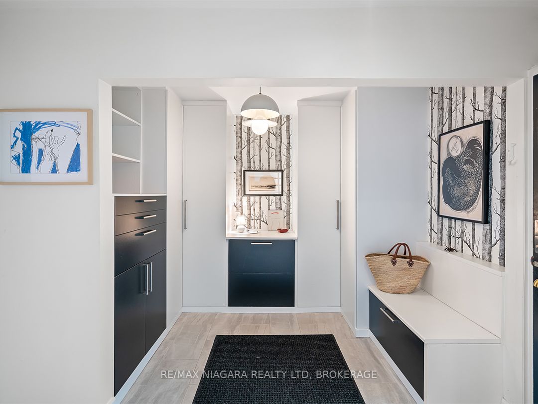 25 Lakeshore Road W