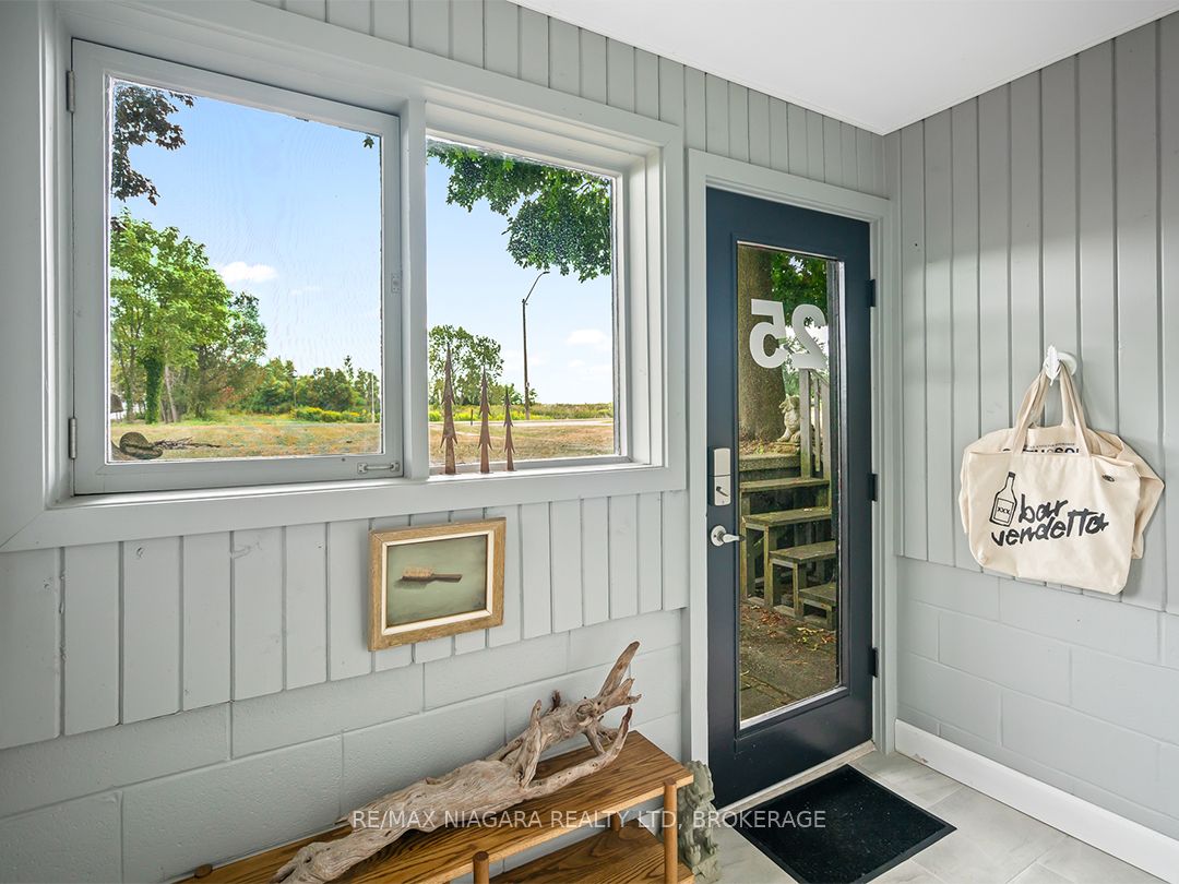 25 Lakeshore Road W