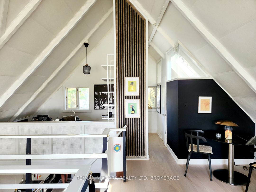 25 Lakeshore Road W