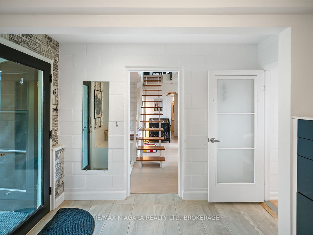 25 Lakeshore Road W