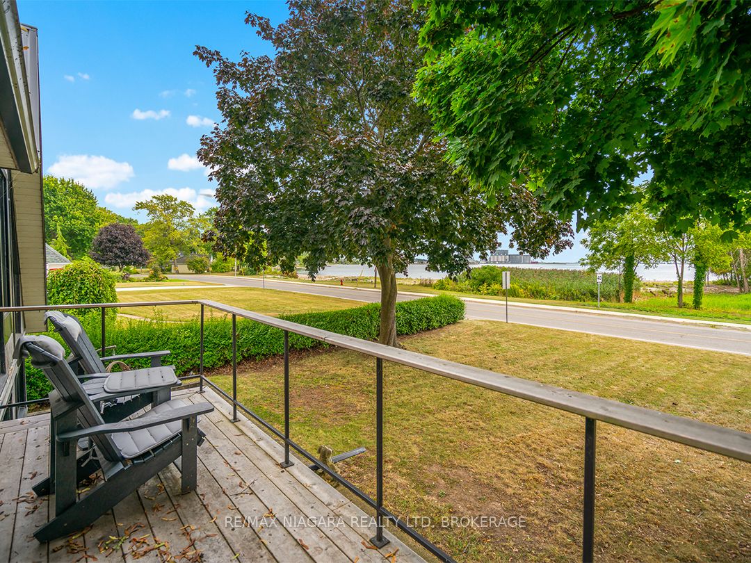 25 Lakeshore Road W