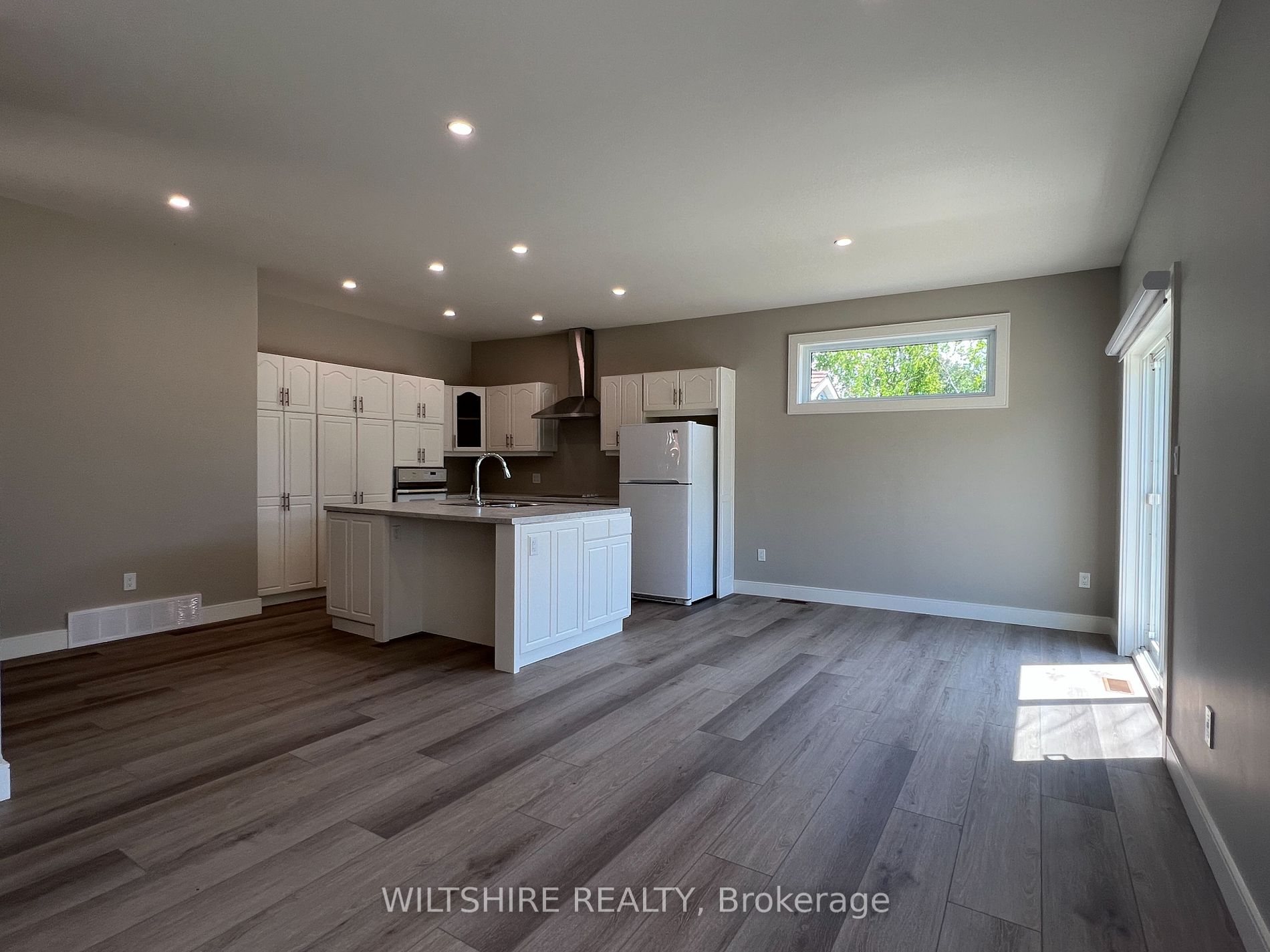407 Main Street E