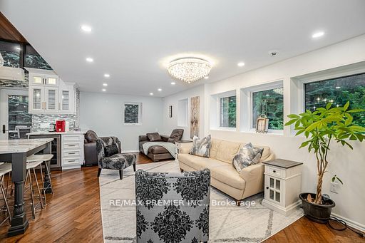 114 Lakeshore Road W