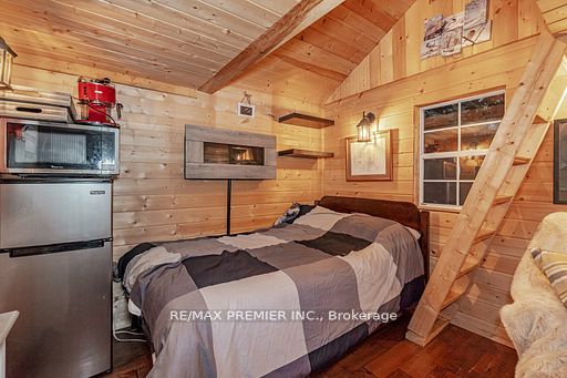 114 Lakeshore Road W