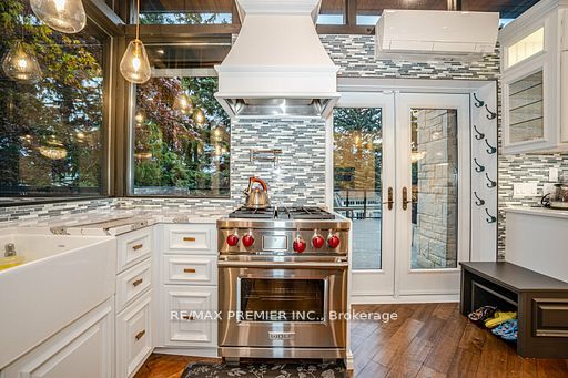 114 Lakeshore Road W