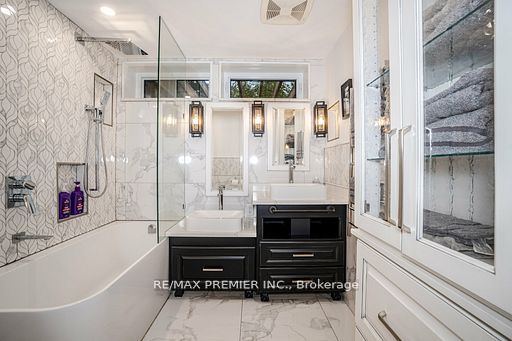 114 Lakeshore Road W