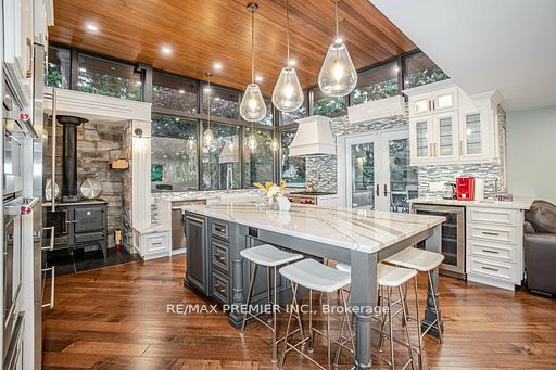 114 Lakeshore Road W