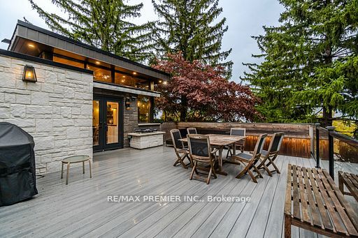 114 Lakeshore Road W