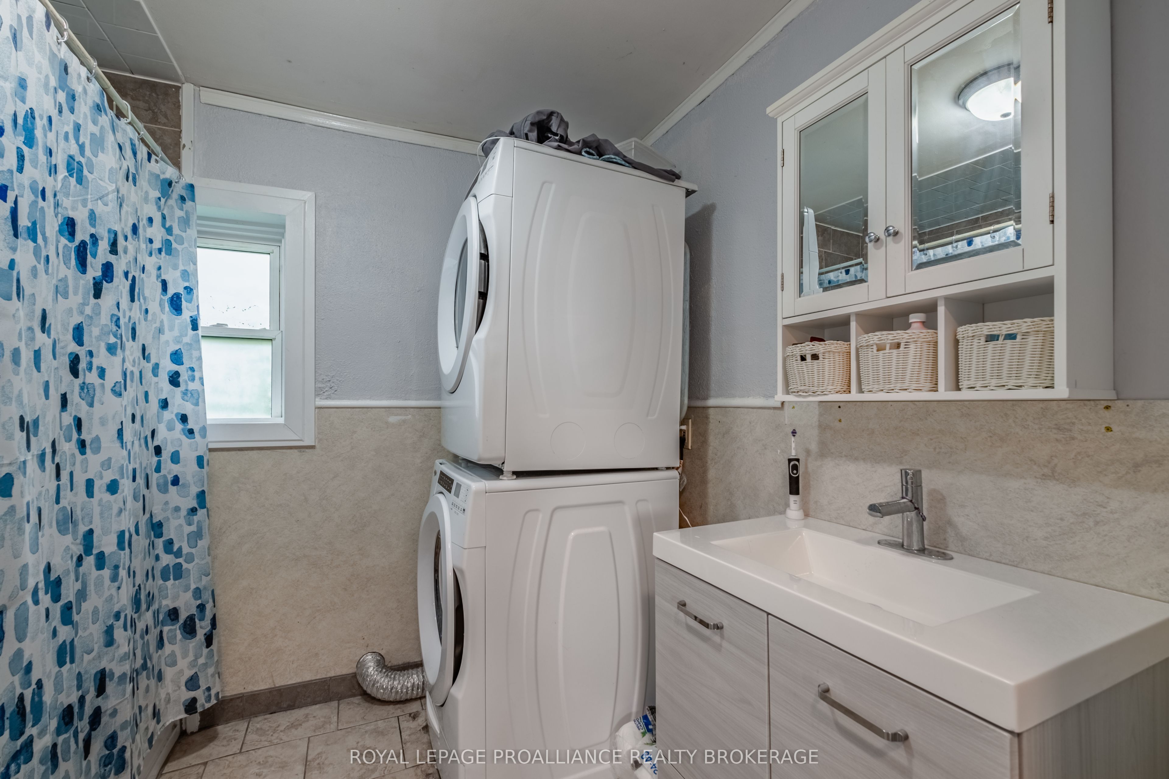 10-12 Manitou Crescent