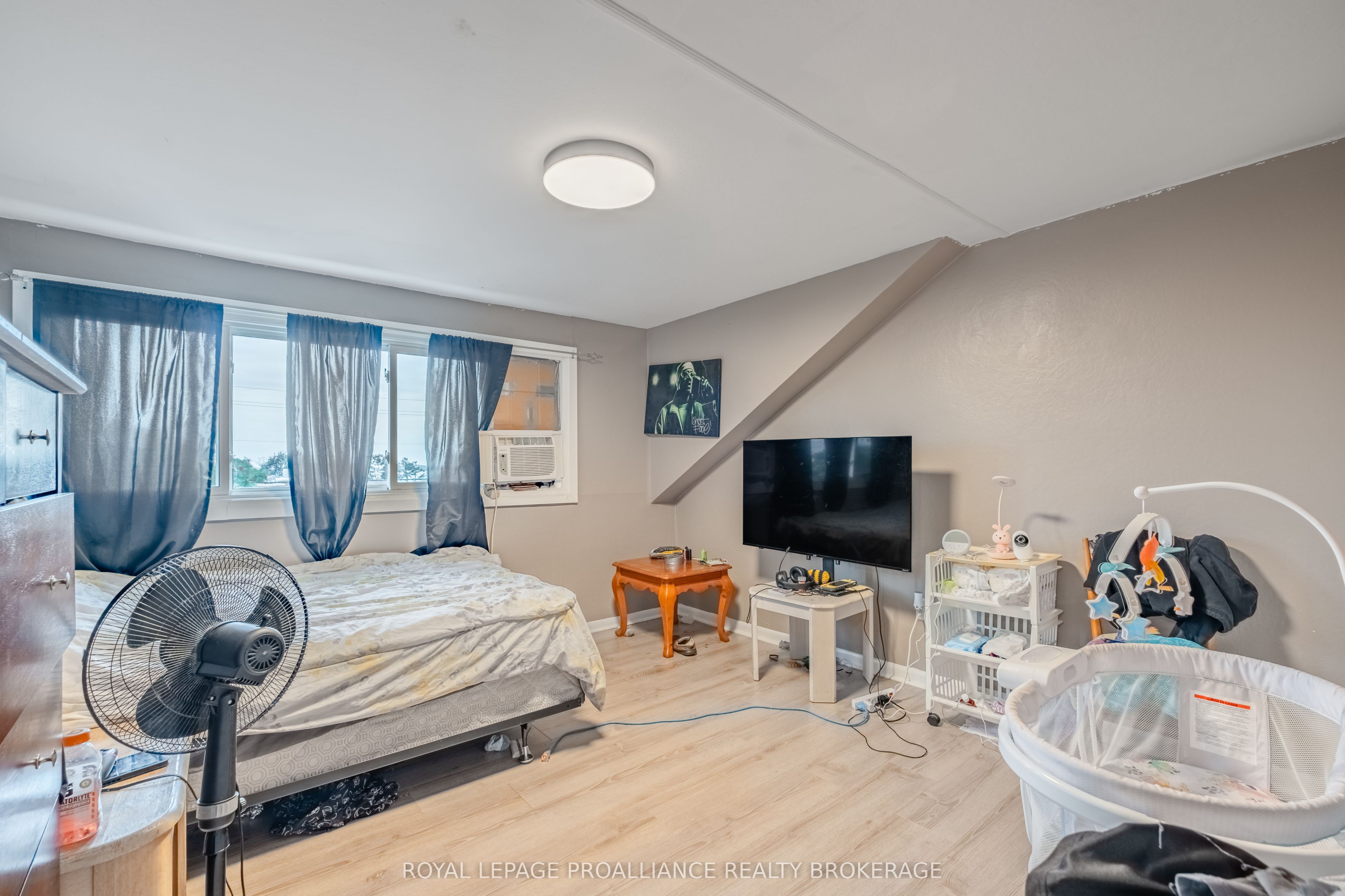 10-12 Manitou Crescent