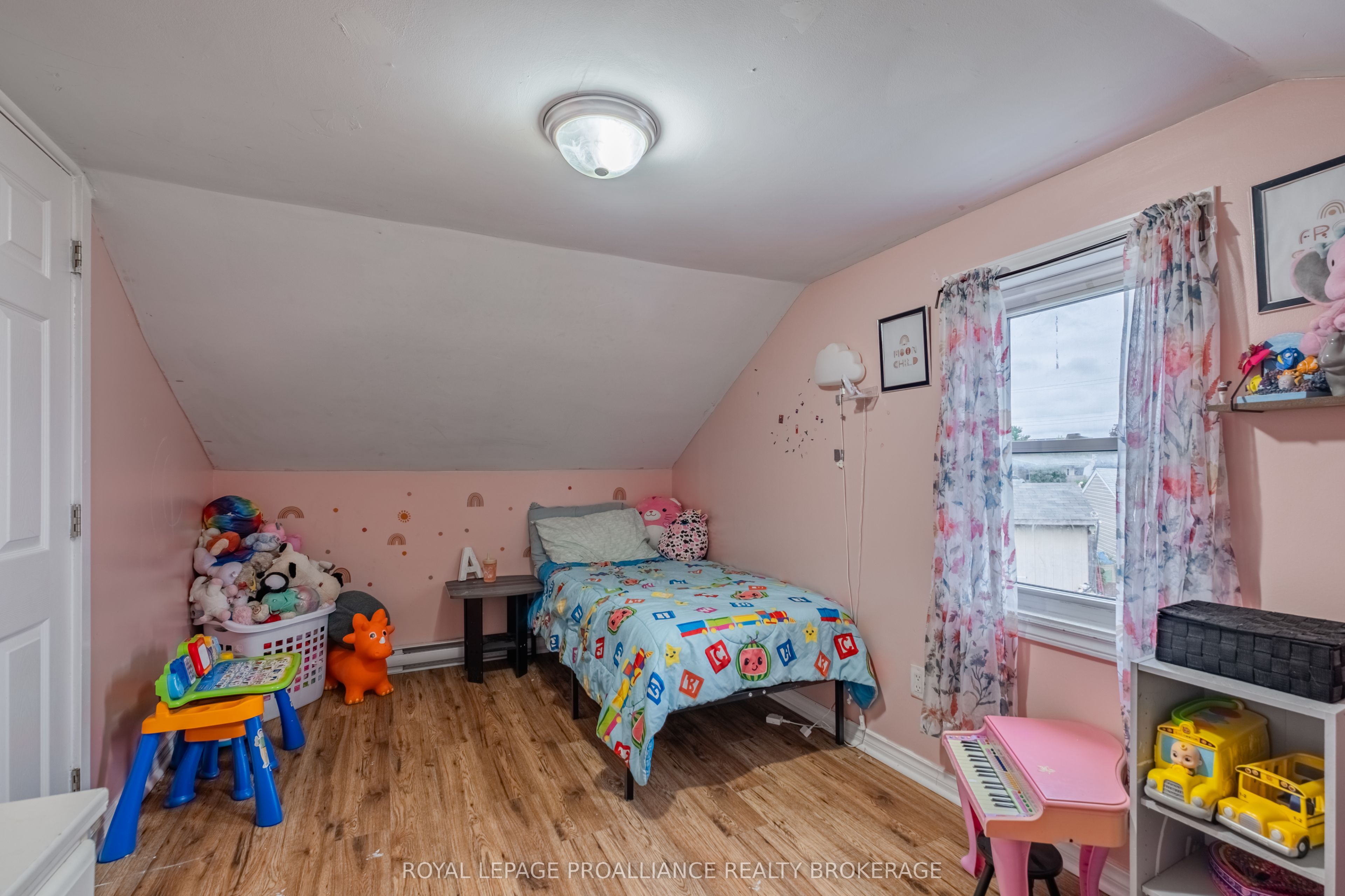10-12 Manitou Crescent